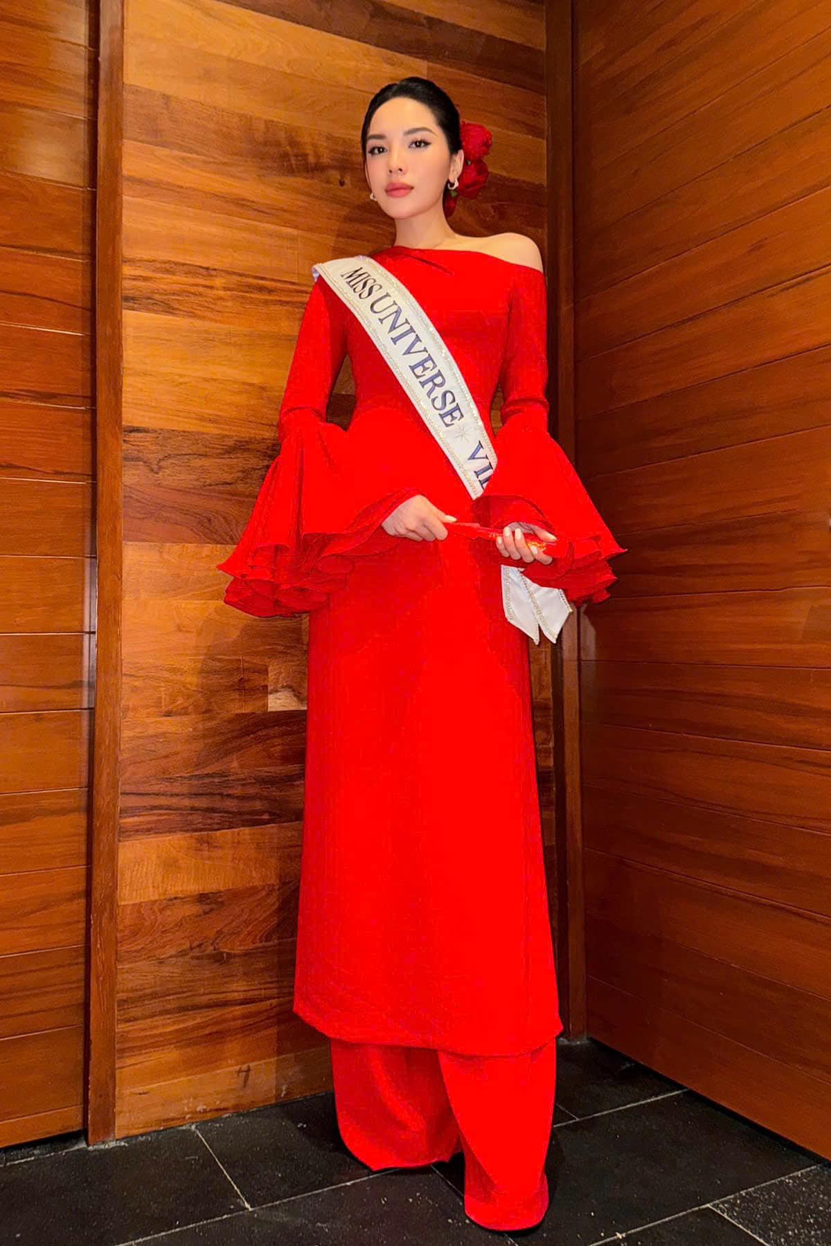 Đại diện Việt Nam - Nguyễn Cao Kỳ Duyên - gây ấn tượng trong ngày mở màn với bộ áo dài cách tân màu đỏ.