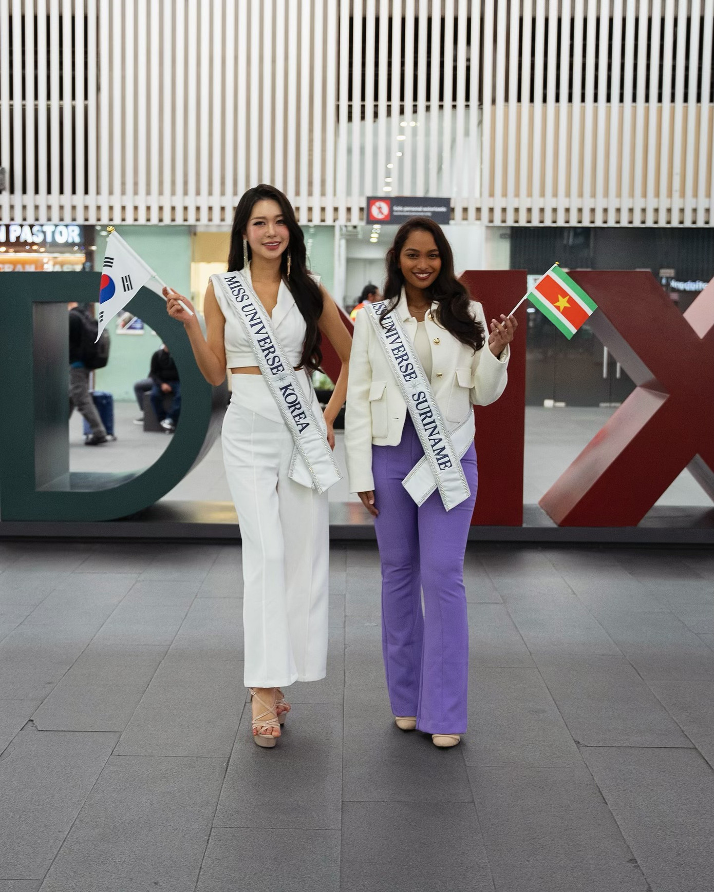 Dàn thí sinh Hoa hậu Hoàn vũ 2024 đã có mặt ở Mexico và tham gia các hoạt động chính thức của cuộc thi. Không khí tại thành phố Mexico trở nên náo nhiệt khi 130 thí sinh từ khắp nơi trên thế giới đổ về trong những bộ trang phục lộng lẫy.