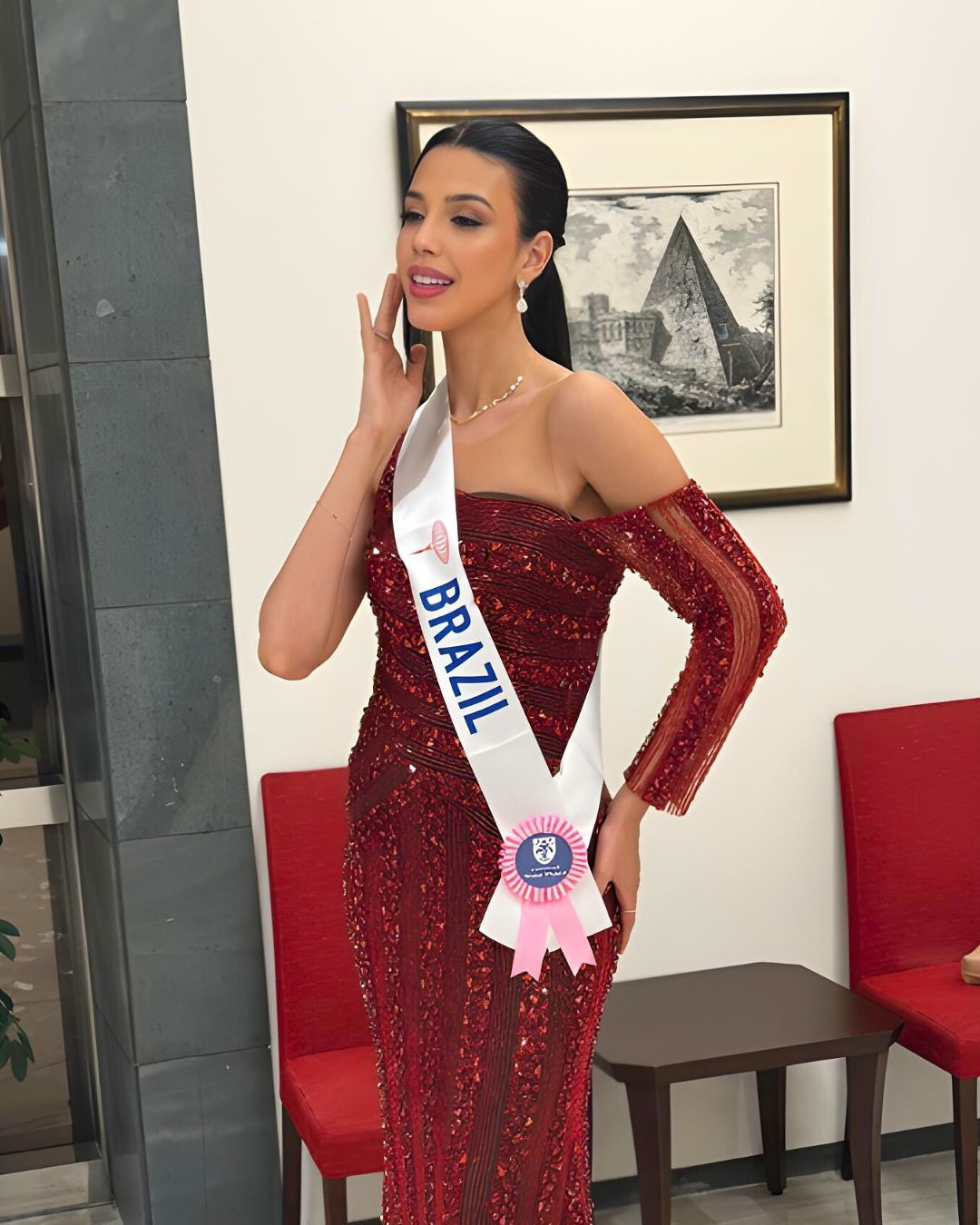 Đại diện Brazil gây ấn tượng với bộ váy dạ hội đính kết tông màu đỏ rực. Đại diện Brazil gây ấn tượng với bộ váy dạ hội đính kết tông màu đỏ rực.