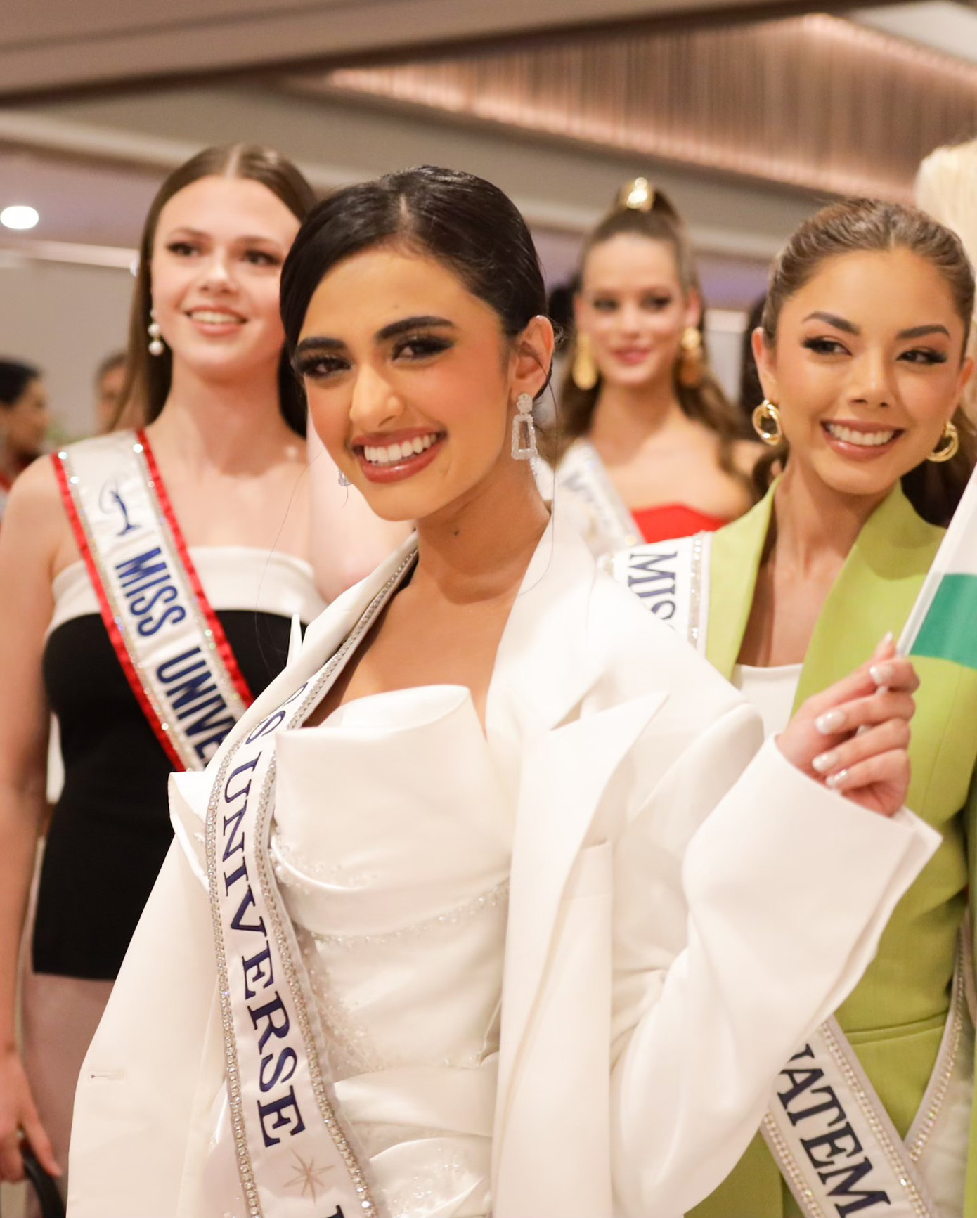 Đại diện Ấn Độ được chú ý ở khu vực châu Á. Rhea Singha năm nay 19 tuổi, là người mẫu, diễn viên, doanh nhân và diễn giả. Rhea Singha đang theo học chuyên ngành Nghệ thuật Biểu diễn. Người đẹp cao 1,7 m có vóc dáng cân đối, quyến rũ.