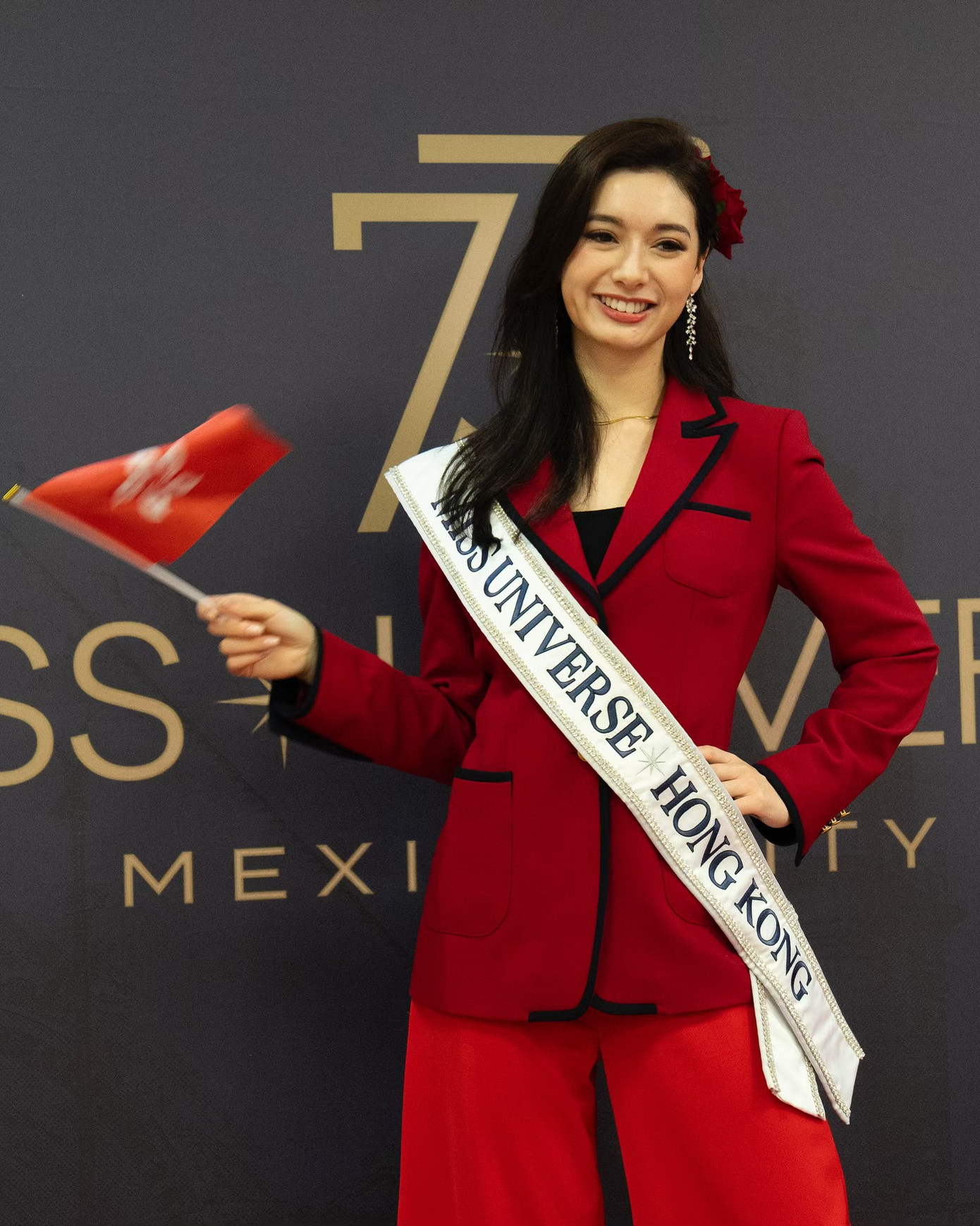 Ngay từ ngày đầu, dàn thí sinh đã xuất hiện trong những bộ trang phục chỉn chu. Đại diện Việt Nam và Hong Kong (Trung Quốc) cùng chọn trang phục đỏ khi ra mắt khán giả.