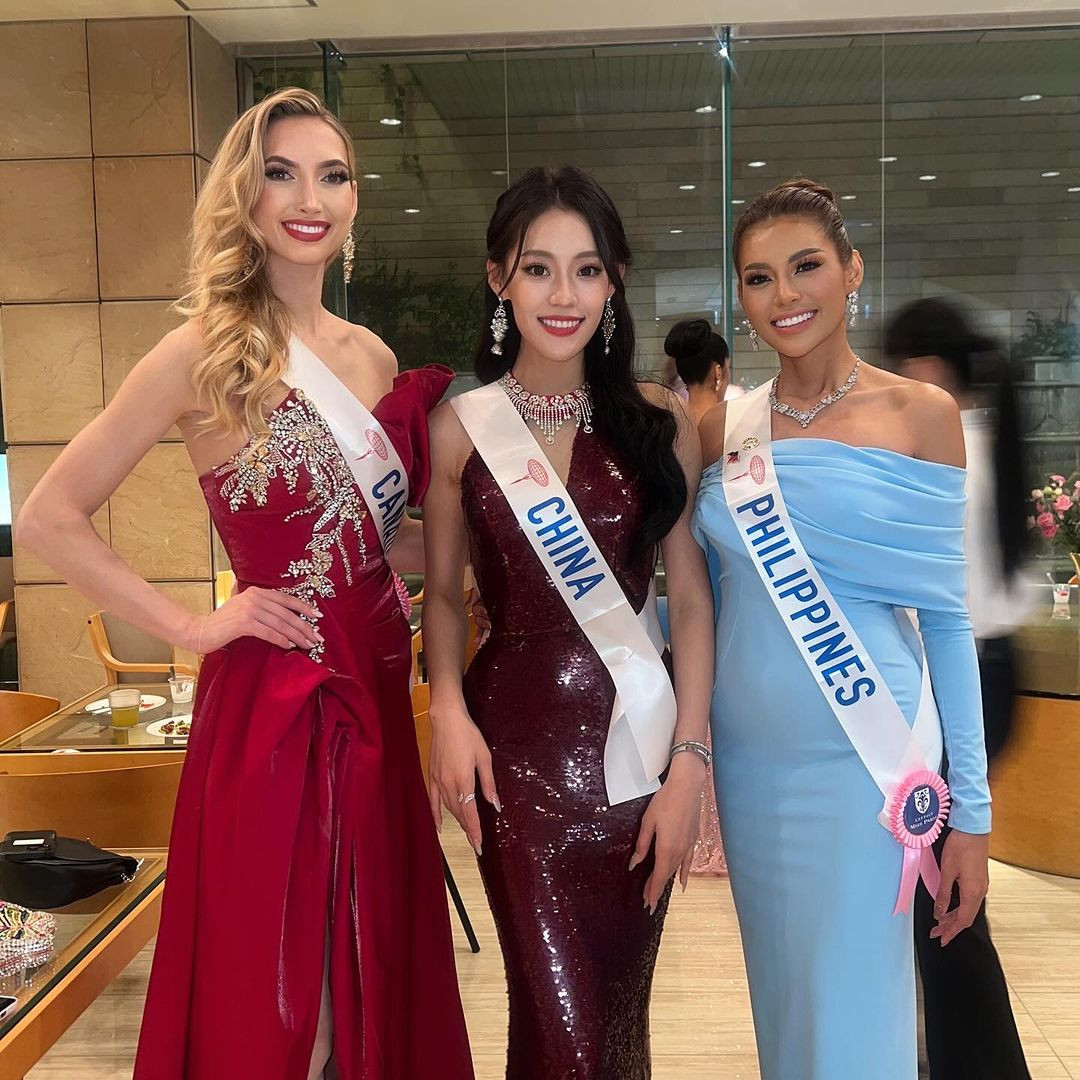 Dàn thí sinh diện trang phục lộng lẫy khi tham dự buổi tiệc tối. Dàn thí sinh diện trang phục lộng lẫy khi tham dự buổi tiệc tối.