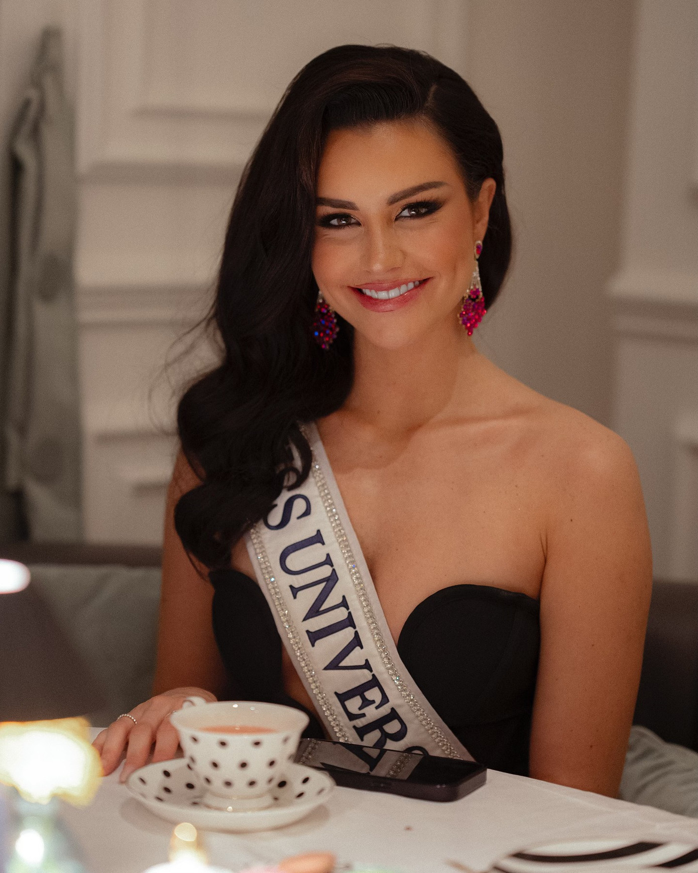 Chất lượng thí sinh Hoa hậu Hoàn vũ 2024 được đánh giá cao. Các người đẹp Curacao, Chile, Guatemala tỏa sáng trong buổi tiệc trà của cuộc thi.