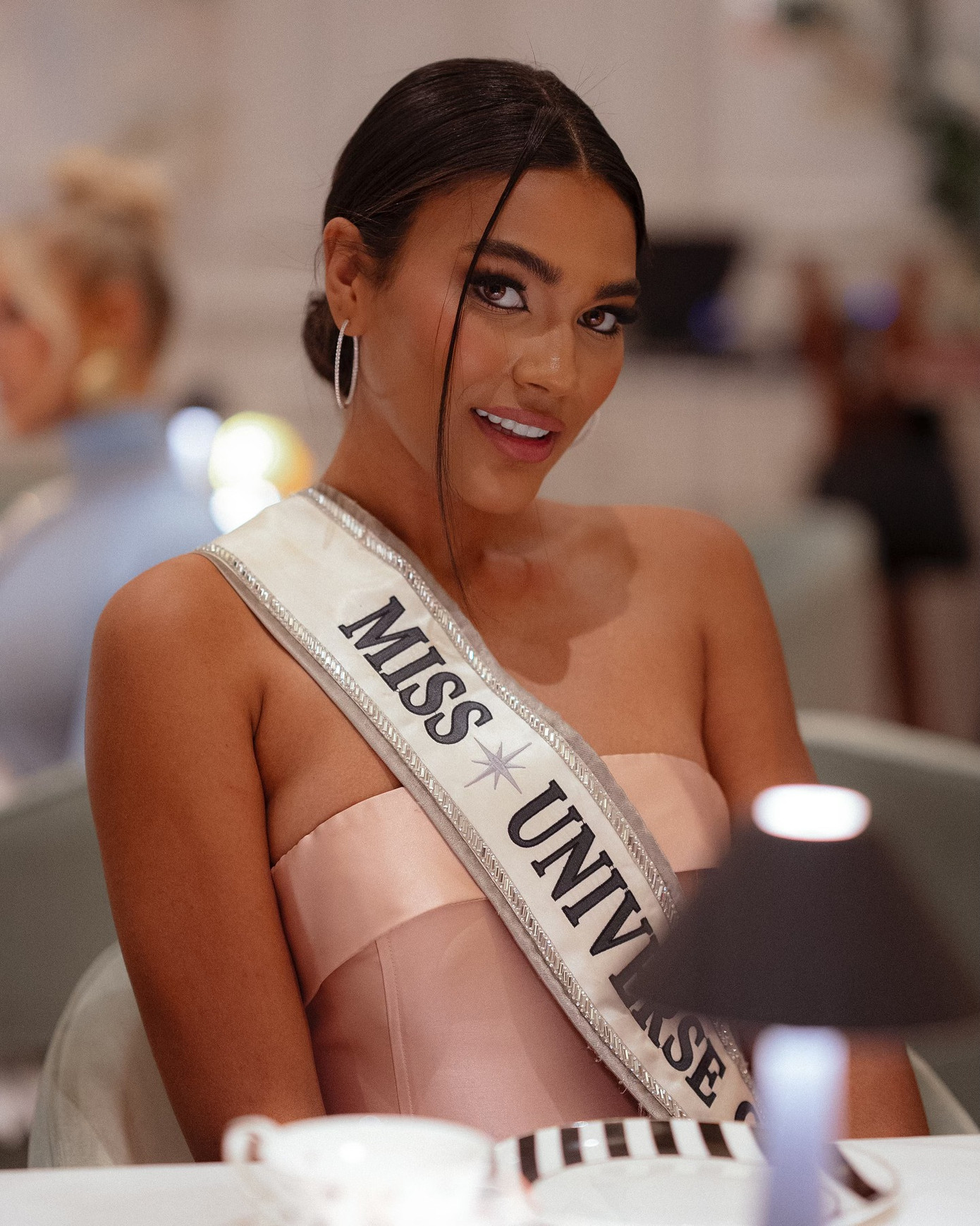 Chất lượng thí sinh Hoa hậu Hoàn vũ 2024 được đánh giá cao. Các người đẹp Curacao, Chile, Guatemala tỏa sáng trong buổi tiệc trà của cuộc thi.