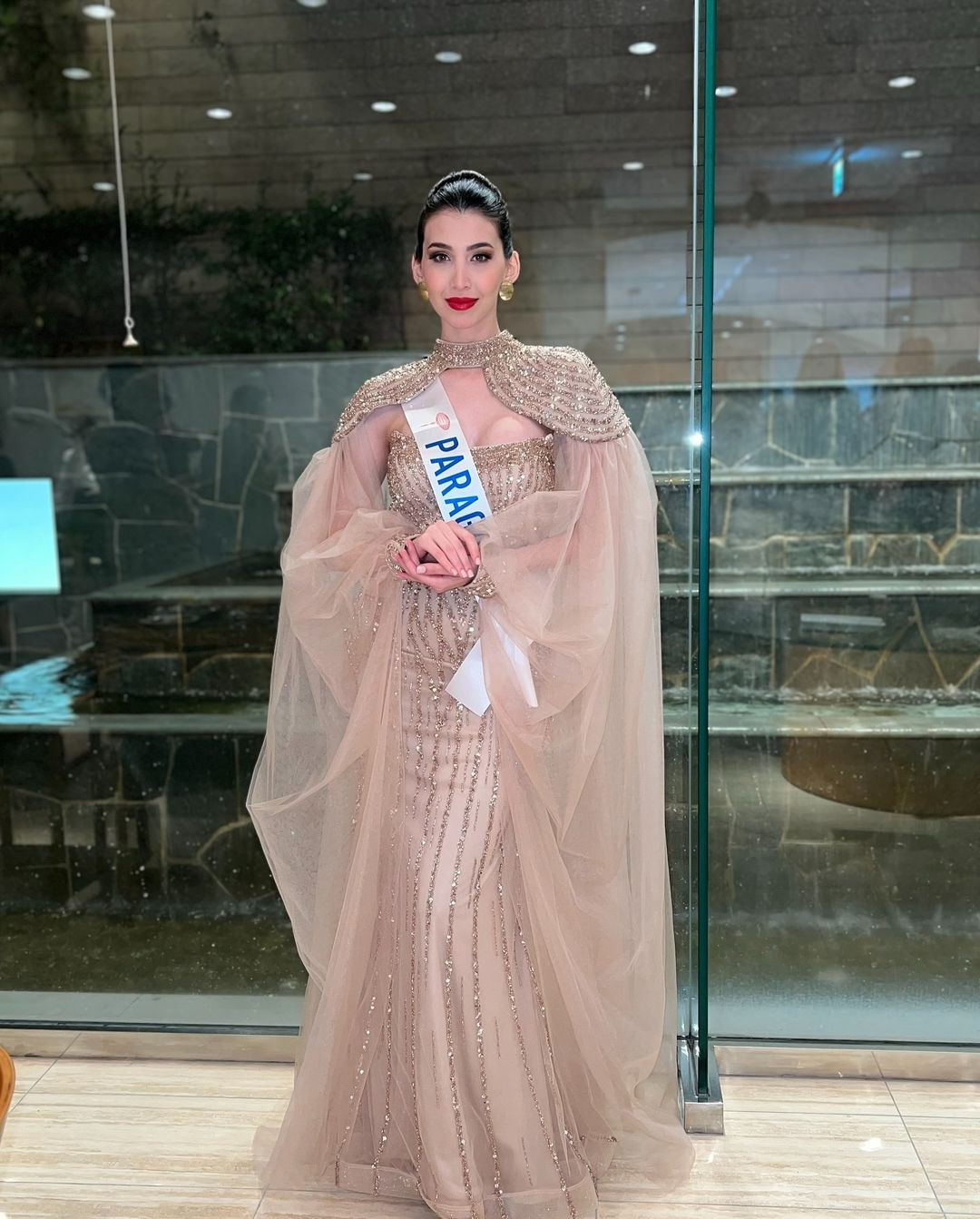 Đại diện Cộng hòa Dominica và Paraguay chọn váy dạ hội đính kết lộng lẫy. Đại diện Cộng hòa Dominica và Paraguay chọn váy dạ hội đính kết lộng lẫy.