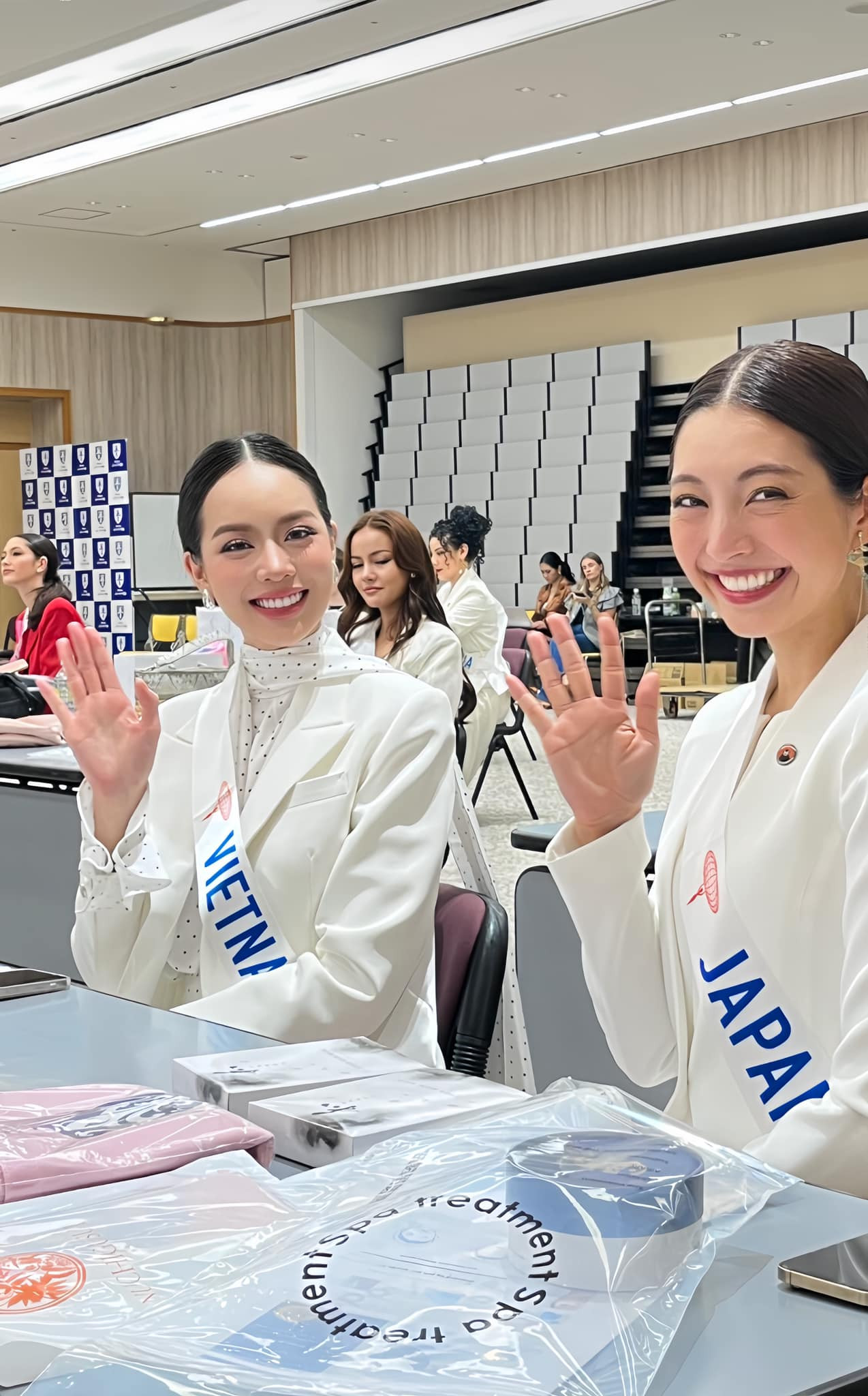 Thanh Thủy và Hoa hậu Nhật Bản cùng chọn trang phục và lay-out giống nhau trong sự kiện. Hai người đẹp cùng mặc đồ trắng và búi tóc sang trọng. Thanh Thủy và Hoa hậu Nhật Bản cùng chọn trang phục và lay-out giống nhau trong sự kiện. Hai người đẹp cùng mặc đồ trắng và búi tóc sang trọng.