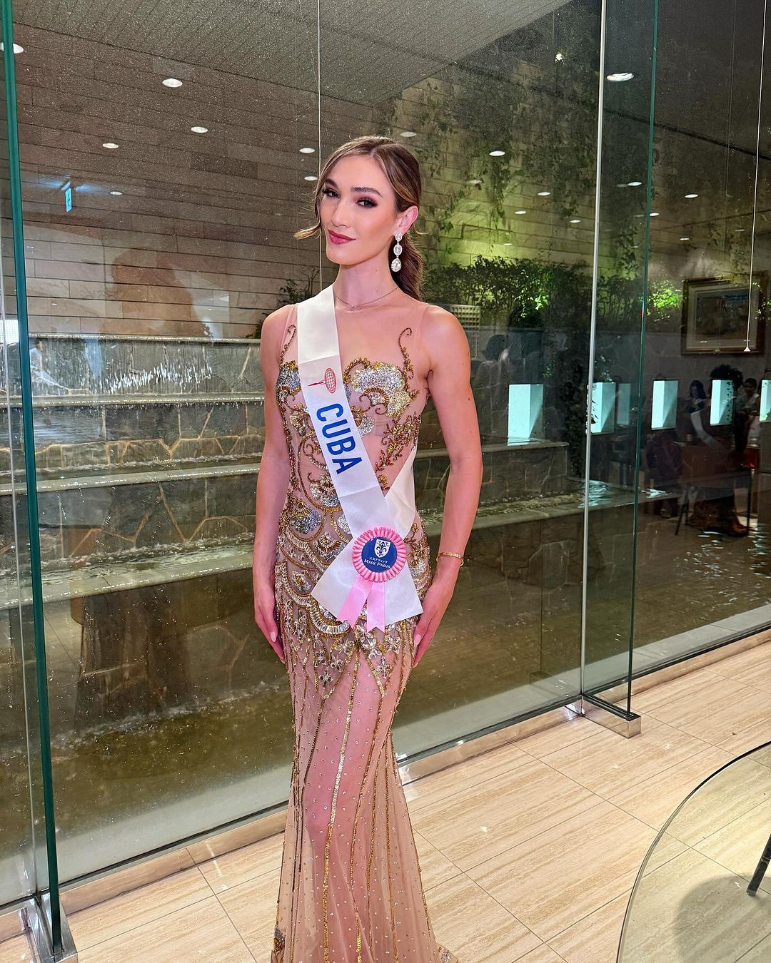 Người đẹp Cuba chọn váy dạ hội xuyên thấu. Người đẹp Cuba chọn váy dạ hội xuyên thấu.