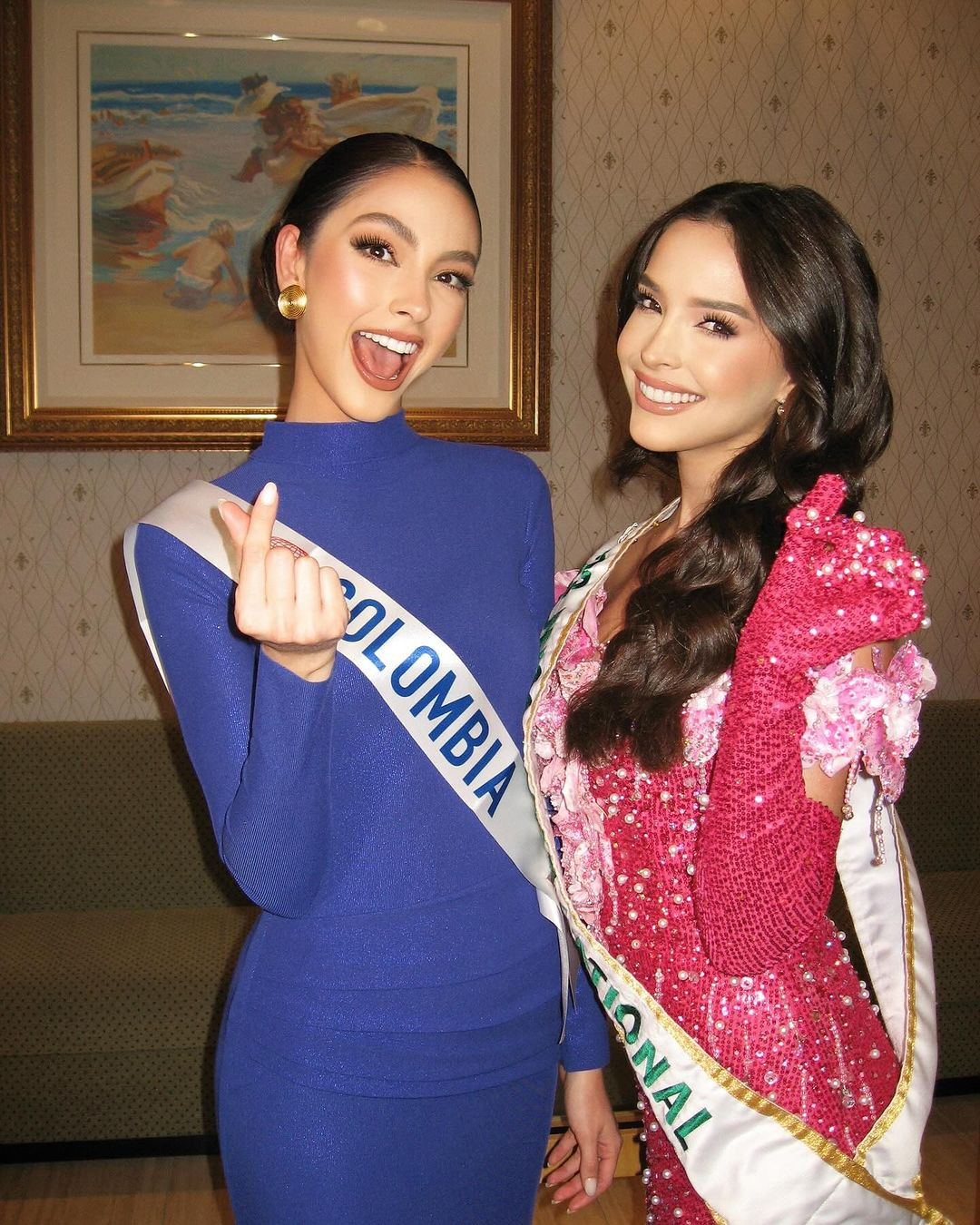 Đại diện Colombia chụp ảnh cùng đương kim Hoa hậu Quốc tế 2023 Andrea Rubio. Đại diện Colombia chụp ảnh cùng đương kim Hoa hậu Quốc tế 2023 Andrea Rubio.