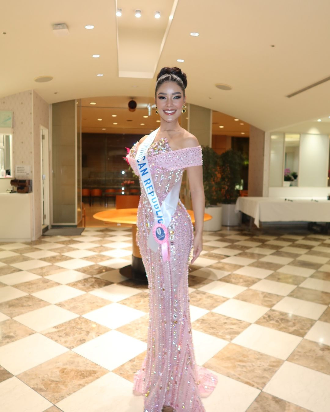 Đại diện Cộng hòa Dominica và Paraguay chọn váy dạ hội đính kết lộng lẫy. Đại diện Cộng hòa Dominica và Paraguay chọn váy dạ hội đính kết lộng lẫy.