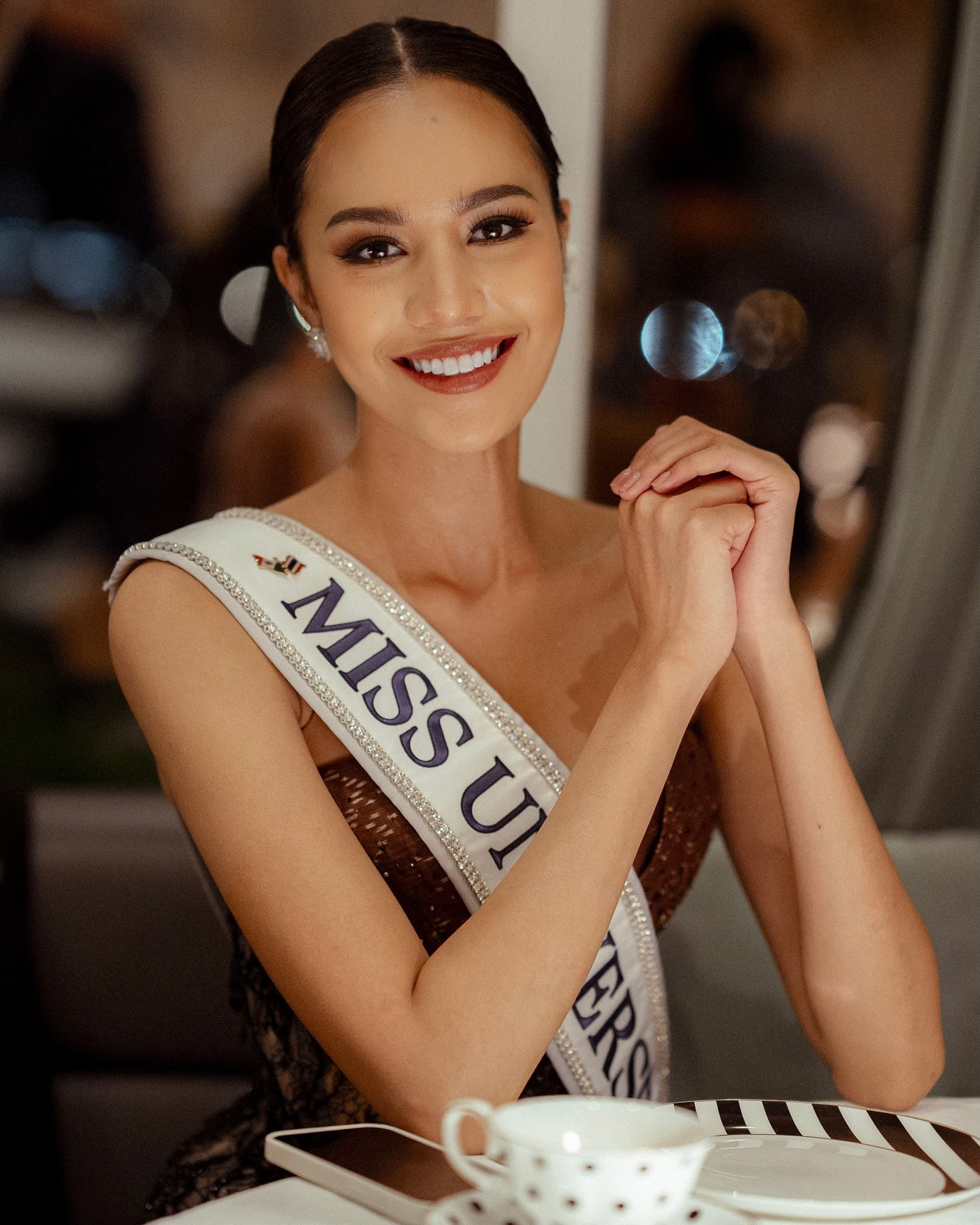 Người đẹp Thái Lan năm nay 20 tuổi, là sinh viên Luật tại Đại học Thammasat, chuyên ngành Quan hệ Quốc tế. Cô cao 1,8 m, hình thể thanh mảnh, quyến rũ. Cô từng giành ngôi á hậu 2 ở Hoa hậu Hoàn vũ Thái Lan 2022.