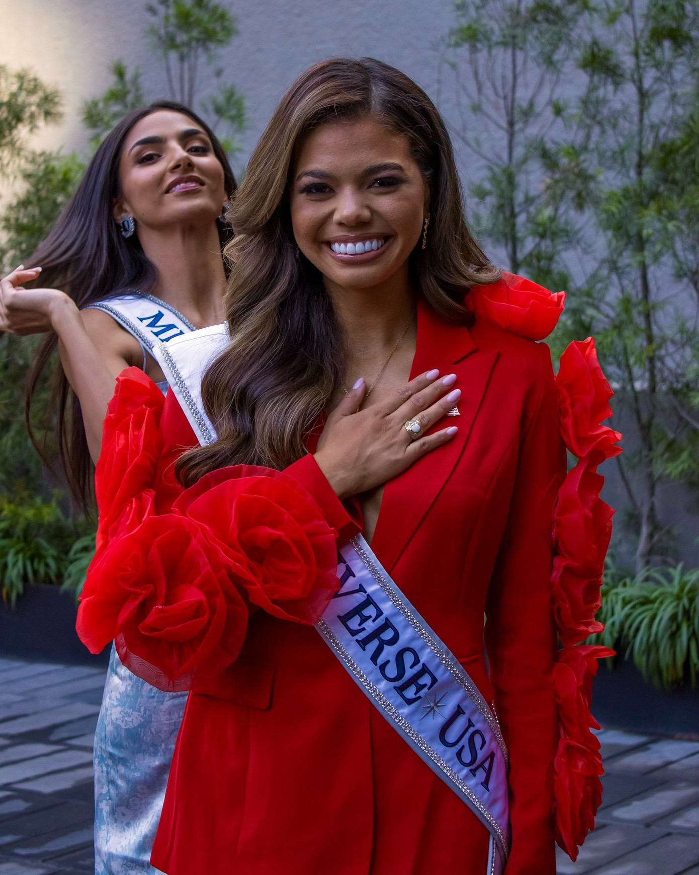 Người đẹp Mỹ - Alma Cooper - diện vest đỏ trong ngày đầu của cuộc thi. Nhan sắc của cô gây tranh cãi. Nhiều người chê bai gương mặt cô thiếu nữ tính, không cân đối, hàm răng hô. Nụ cười của tân Hoa hậu Mỹ được nhận xét không rạng rỡ.