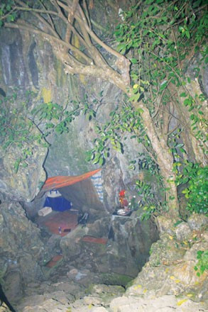 Cửa hang Cắc Cớ nơi chúng tôi ngồi chờ dơi bay ra