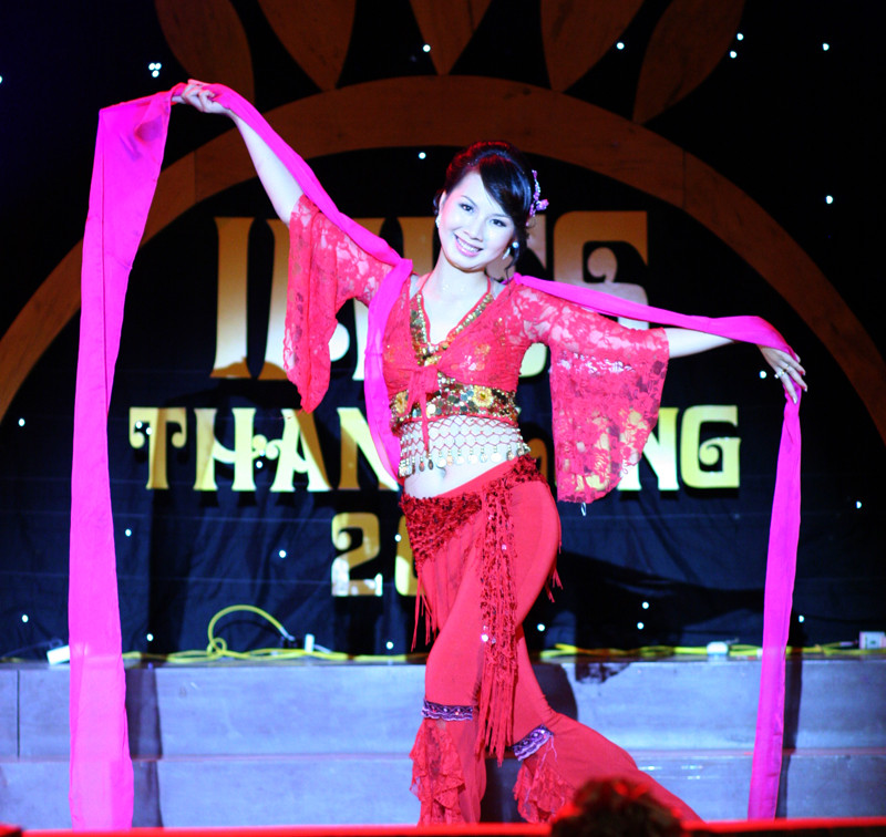 Thu Trang (ĐH Đại Nam) múa lụa đào