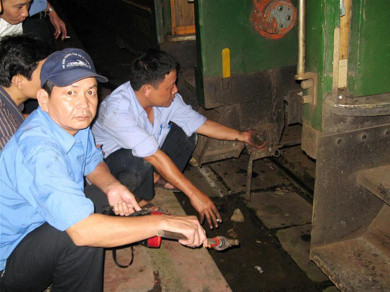 Nhân viên kỹ thuật của ga Hà Nội đang khắc phục sự cố - Ảnh: CTV