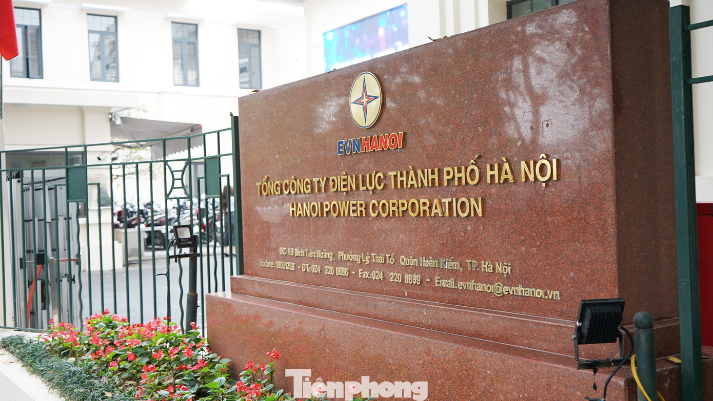 Văn phòng UBND Thành phố Hà Nội vừa ban hành thông báo kết luận của Chủ tịch UBND Thành phố Hà Nội Trần Sỹ Thanh về chủ trương quy hoạch, cải tạo không gian khu vực phía Đông hồ Hoàn Kiếm (quận Hoàn Kiếm). Văn phòng UBND Thành phố Hà Nội vừa ban hành thông báo kết luận của Chủ tịch UBND Thành phố Hà Nội Trần Sỹ Thanh về chủ trương quy hoạch, cải tạo không gian khu vực phía Đông hồ Hoàn Kiếm (quận Hoàn Kiếm).