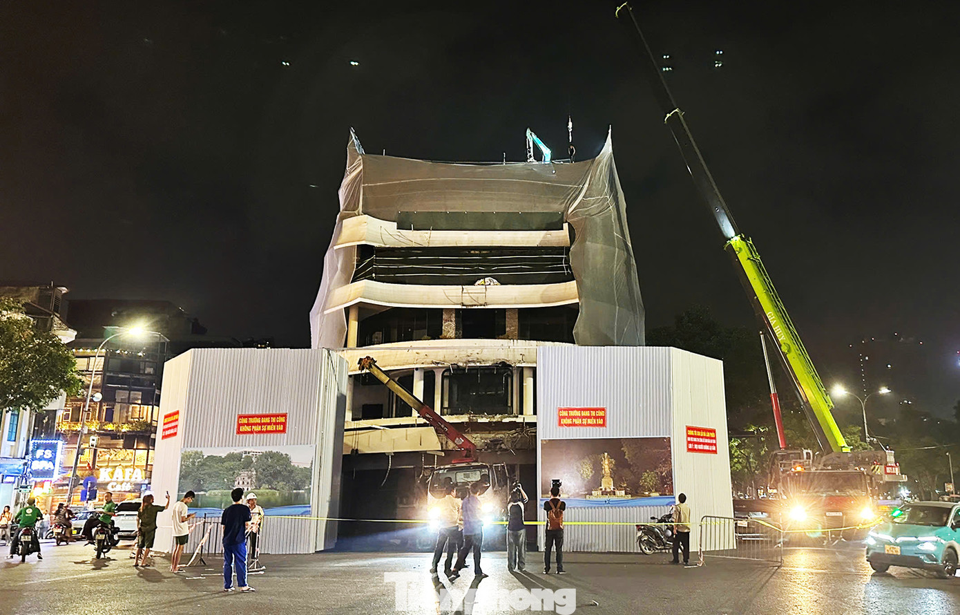 Đến 22h cùng ngày, các máy xúc được đơn vị thi công vận chuyển lên tầng trên cùng của tòa nhà. Dự kiến việc phá dỡ tòa nhà được thực hiện từ trên xuống dưới, thực hiện trong vòng 20 ngày.