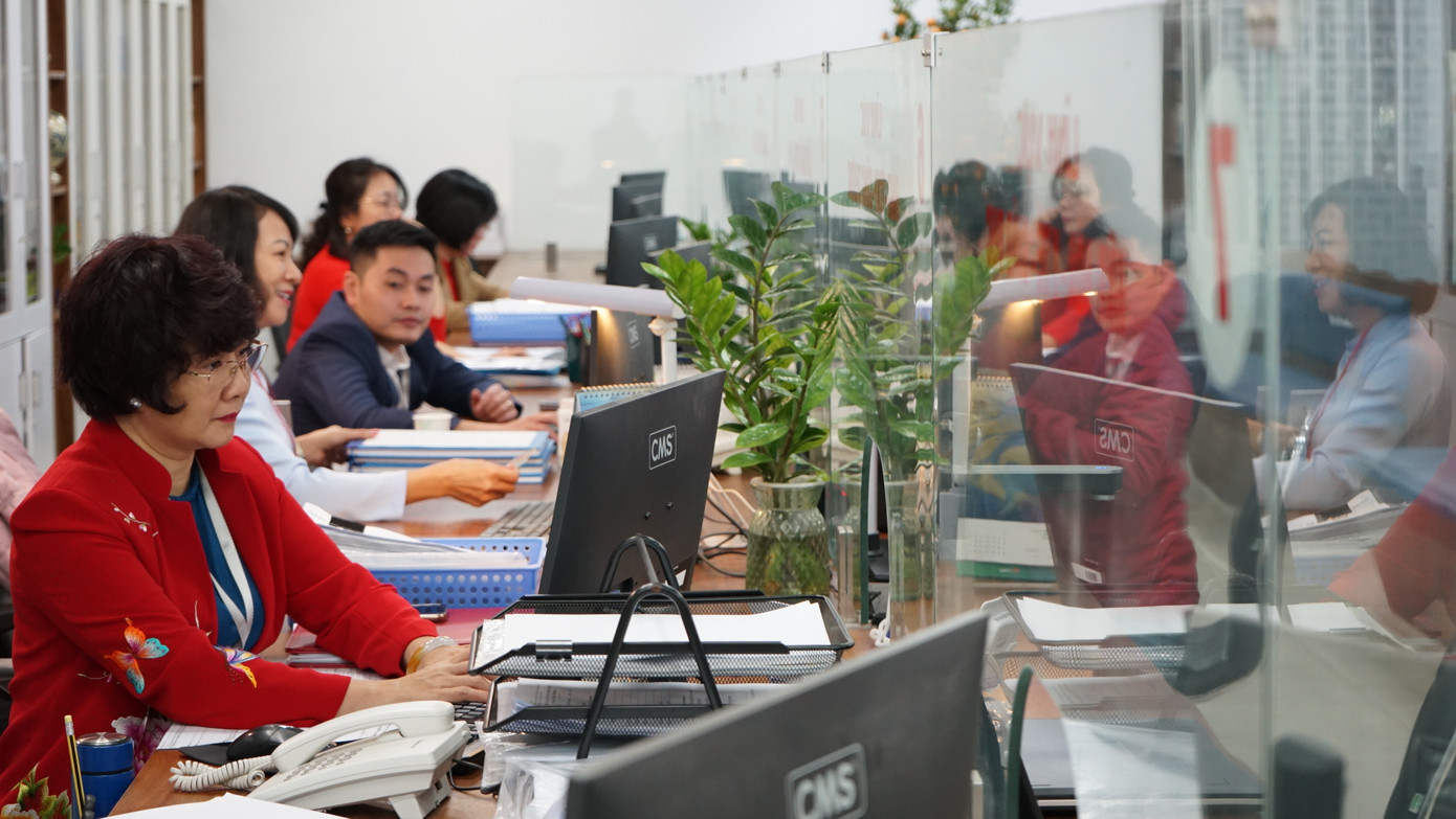 Bà Nguyễn Thương Huyền, Phó Chánh Văn phòng HĐND - UBND quận Đống Đa, kiêm Trưởng bộ phận một cửa quận cho biết, tính trong sáng 3/2, cả 5 quầy đều có công dân đến làm thủ tục hành chính. Điểm mới của năm nay là quận đã đầu tư cải tạo bộ phận một cửa thân thiện hơn, cùng với đó là cơ sở vật chất hiện đại phục vụ tối đa công dân. Đặc biệt, Văn phòng HĐND, UBND quận Đống Đa đã ký kết với Đoàn Thanh niên quận phối hợp phục vụ công dân đến để làm hồ sơ. "Ví dụ ngồi chờ có các bạn đoàn viên thanh niên hướng dẫn, có thể cùng công dân khai trên các cổng dịch vụ công. Đây cũng là một trong những nét mới của bộ phận một cửa của quận Đống Đa", bà Huyền chia sẻ.