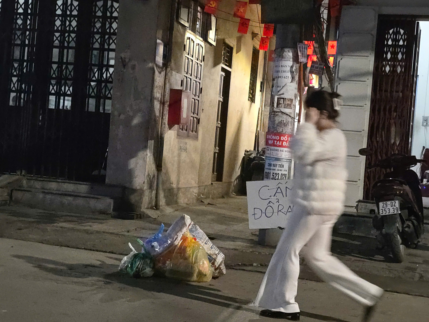 Ghi nhận của PV Tiền Phong, tại 4 quận nội thành Hà Nội cho thấy, nhiều tuyến phố thường xuyên ngổn ngang rác thải. Đặc biệt sau 17h30, các tuyến phố như Bạch Đằng, Cầu Đất, Hàm Long, Ngô Quyền (quận Hoàn Kiếm); Ngô Thì Nhậm, Nguyễn Công Trứ, Lê Văn Hưu (quận Hai Bà Trưng) xe rác đặt ở đầu các ngõ quá tải, rác tràn ra bên ngoài gây mất vệ sinh.