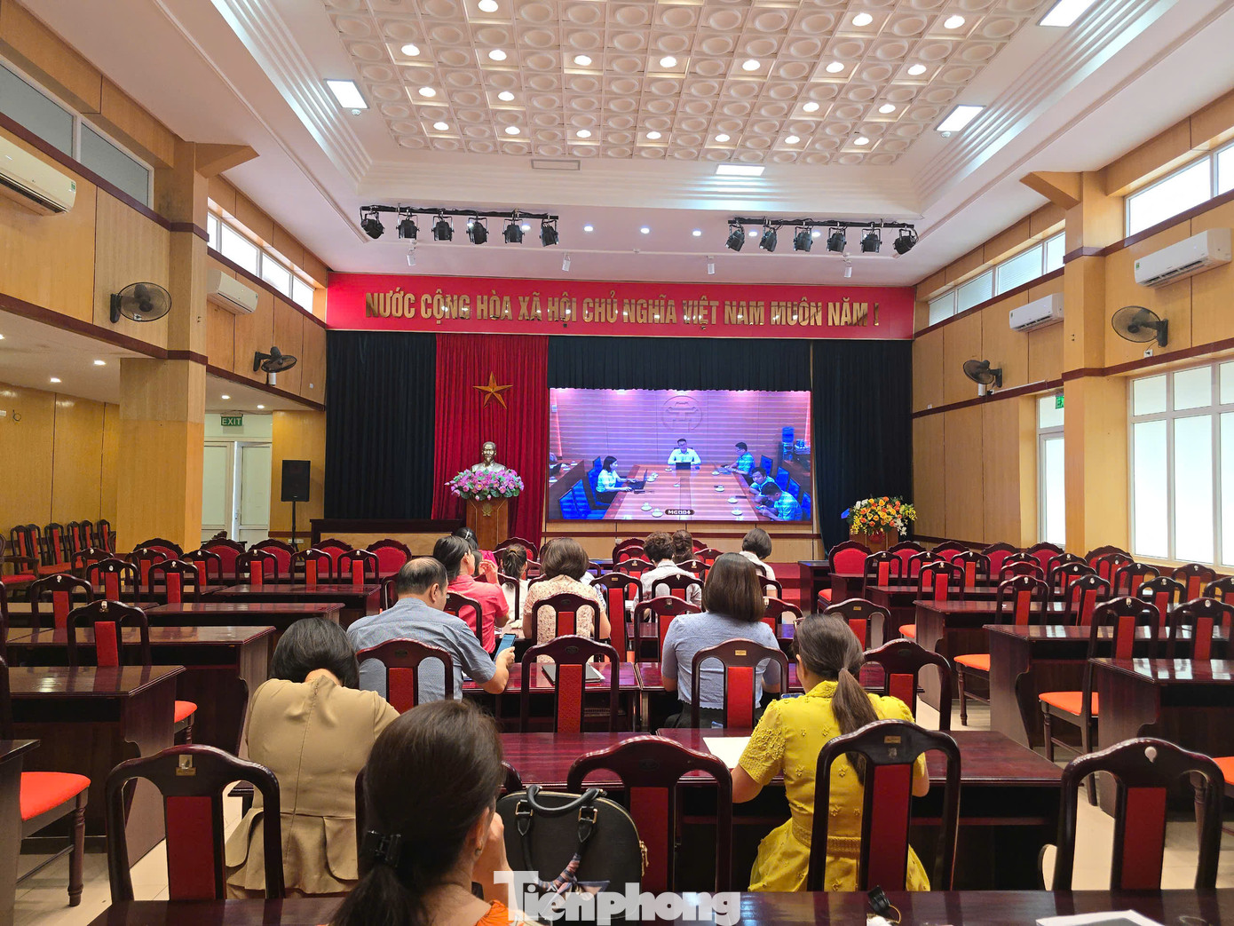 Đối với các đơn vị hành chính mới, công tác tập huấn trực tuyến đang được thực hiện để chuẩn bị vận hành thử nghiệm vào ngày 20/6. Ghi nhận tại 30 Lê Đại Hành, nơi đặt trụ sở UBND phường Hai Bà Trưng (mới), đại diện UBND quận Hai Bà Trưng cho biết đã chuẩn bị đầy đủ về hạ tầng, nhân sự cho quá trình vận hành thử nghiệm