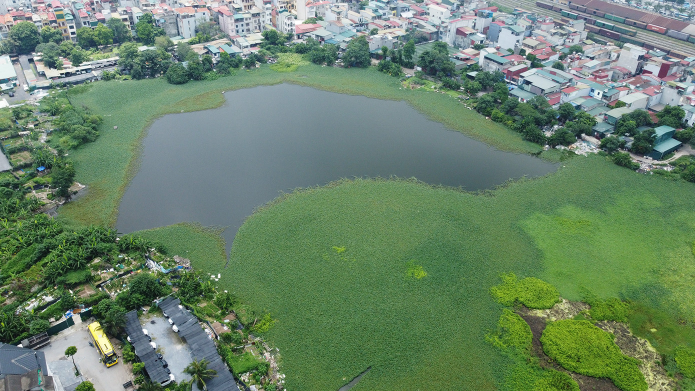 Hồ Đầm Đỗi cách hồ Đầm Bông khoảng 2km (vẫn trên địa bàn phường Định Công) rộng hơn 10ha cũng bị san lấp trong nhiều năm qua. Hồ Đầm Đỗi cách hồ Đầm Bông khoảng 2km (vẫn trên địa bàn phường Định Công) rộng hơn 10ha cũng bị san lấp trong nhiều năm qua.