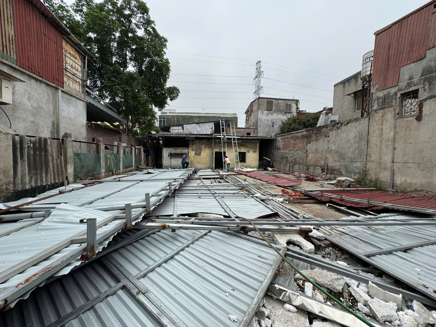 Một khu nhà xưởng vừa dựng lên tại quận Tây Hồ bị xử lý đầu tháng 5/2025