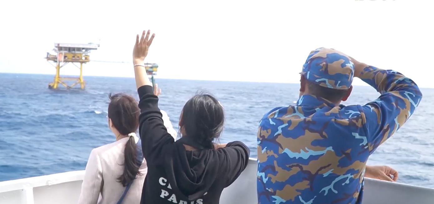 Đoàn tàu của đoàn công tác rời đi, đó là lúc 3 hồi còi dài vang lên thay lời từ biệt. Các cán bộ, chiến sĩ nhà giàn đứng đó, vẫy cờ Tổ quốc, vẫy tay chào đoàn công tác lưu luyến không muốn rời. Đoàn tàu của đoàn công tác rời đi, đó là lúc 3 hồi còi dài vang lên thay lời từ biệt. Các cán bộ, chiến sĩ nhà giàn đứng đó, vẫy cờ Tổ quốc, vẫy tay chào đoàn công tác lưu luyến không muốn rời.