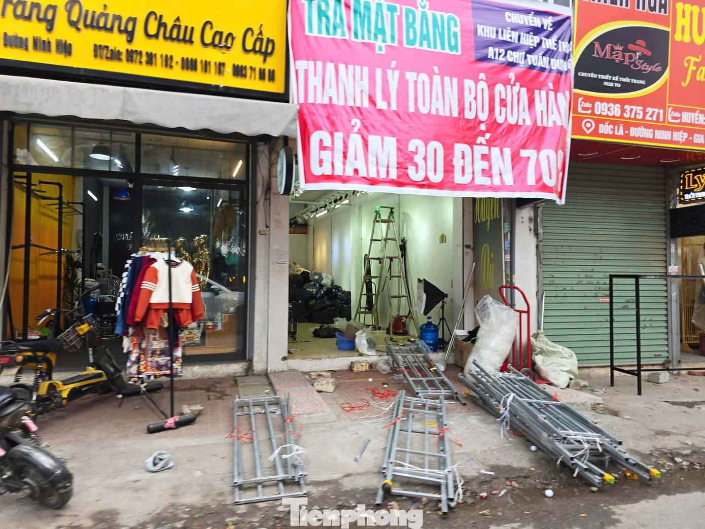 Dọc đường Dốc Lã vào chợ Ninh Hiệp hàng loạt biển thanh lý, cho thuê cửa hàng được treo lên.