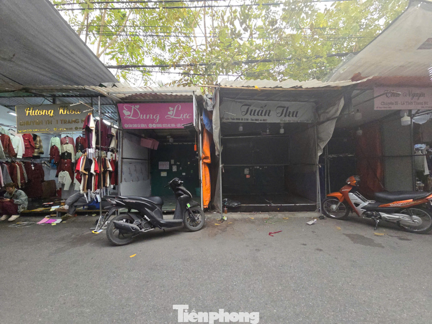 Nếu như mọi năm, chợ quần áo kinh doanh tấp nập đến ngày 28, 29 Tết. Nhiều đoạn đường vào chợ tắc nghẽn suốt quãng thời gian cận Tết thì năm nay nhiều cửa hàng đã dọn hàng nghỉ sớm.