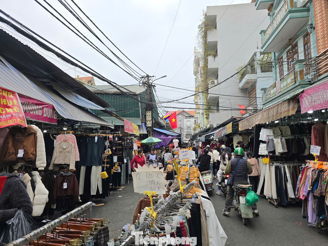 Theo tính toán, nếu vắng khách, ki-ốt mỗi ngày lỗ vài triệu đồng. Vì vậy, nhiều ki-ốt đã phải đóng cửa, sang nhượng hoặc cho thuê lại.