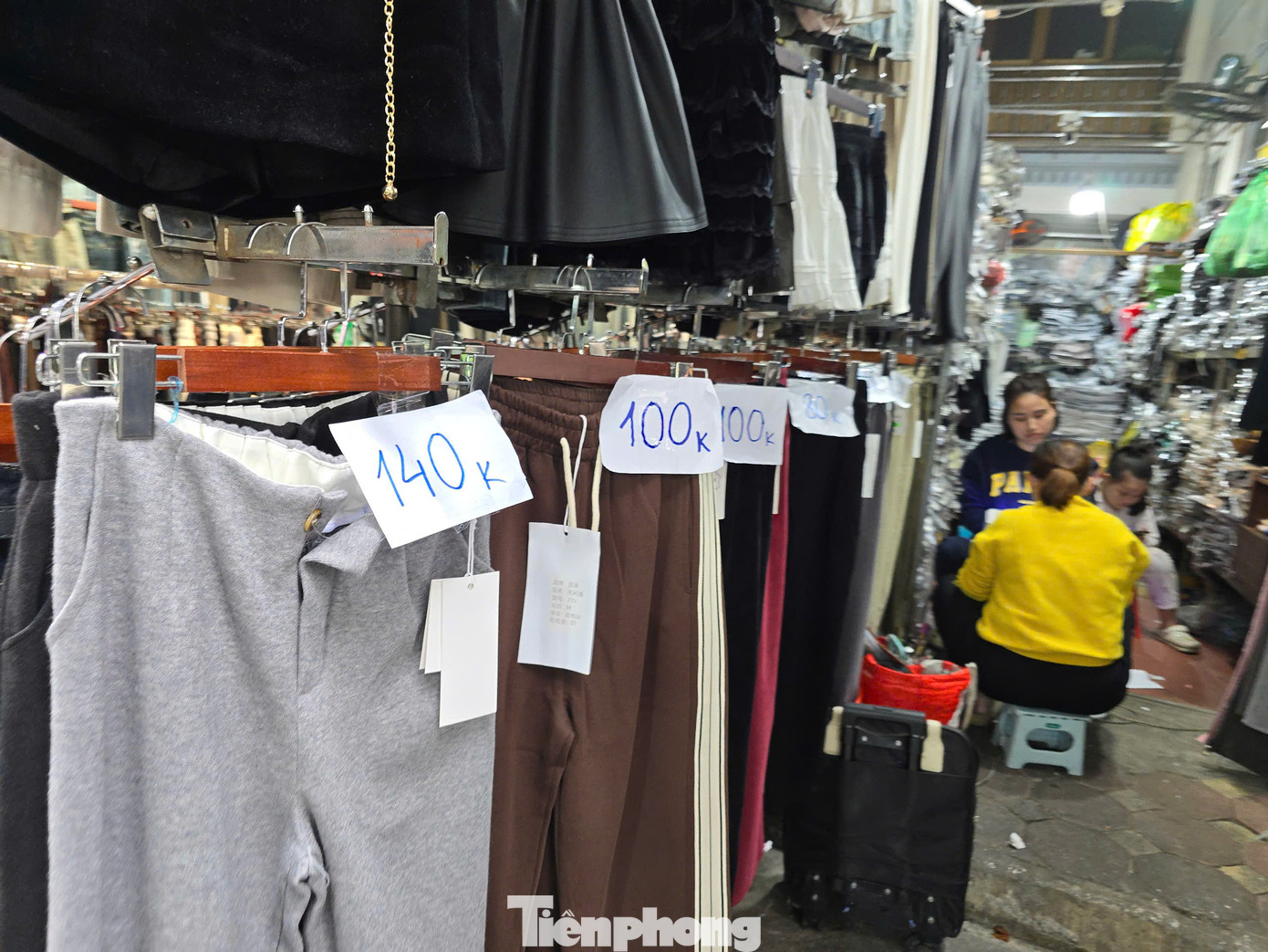 Theo lý giải của các cơ sở kinh doanh thời trang tại chợ Ninh Hiệp, với sự cạnh tranh từ các trung tâm thương mại lớn và phát triển mạnh mẽ của thương mại điện tử khiến cho lượng khách đến chợ Ninh Hiệp giảm dần.