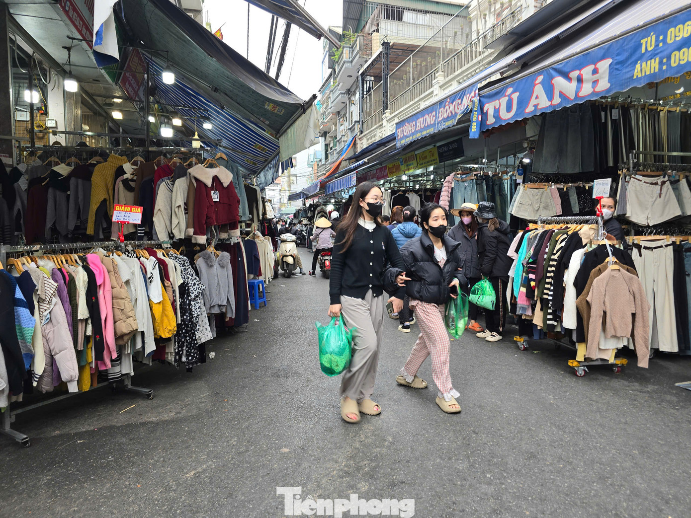 Được biết, đối với các khu vực khác như khu Ao Sen, xóm 9... giá thuê ki-ốt rẻ hơn, từ 300-500 triệu/năm.