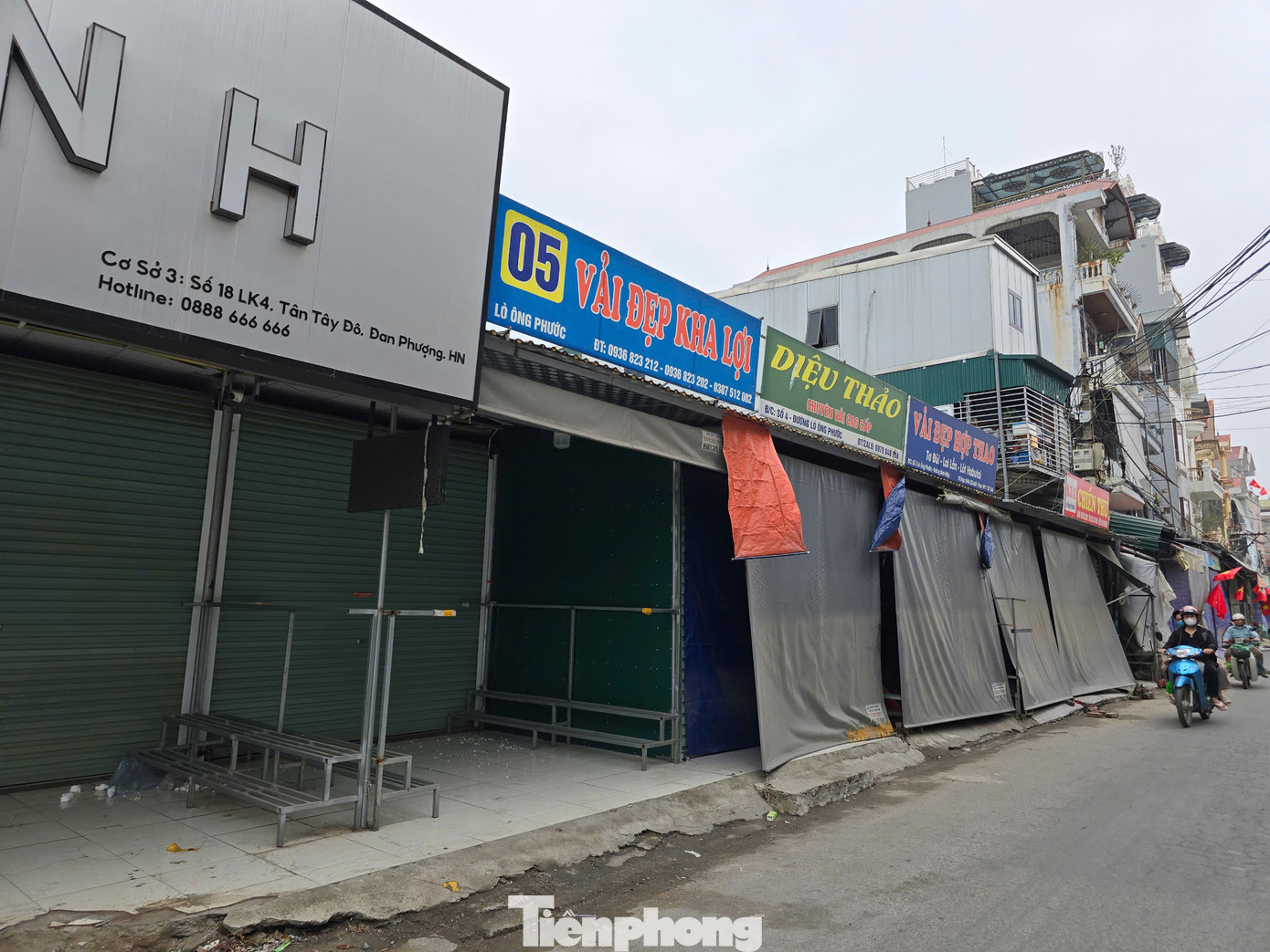 Chợ vải Ninh Hiệp nằm tại xã Ninh Hiệp (huyện Gia Lâm, Hà Nội), cách trung tâm Hà Nội 15 km. Nơi đây còn được biết đến là đầu mối trung chuyển quần áo thời trang, vải (từ Trung Quốc) lớn nhất miền Bắc.