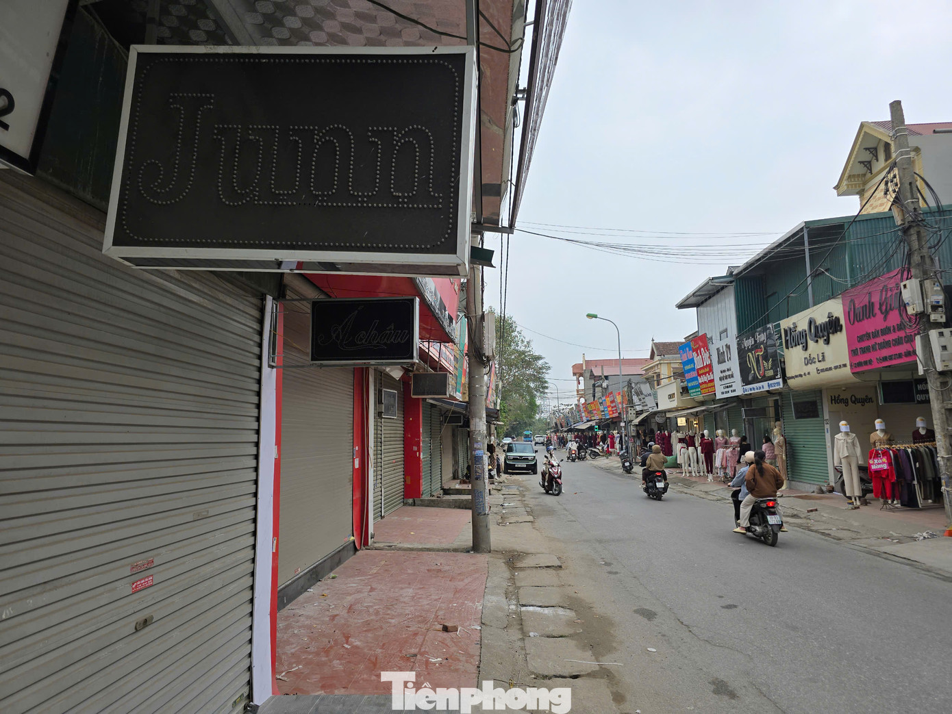 Chị Hoa (một chủ ki-ốt tại xóm 6, xã Ninh Hiệp) cho biết, khu vực này đông đúc nhất chợ nên giá thuê ki-ốt khá cao. Ki-ốt mặt tiền 2m có giá thuê khoảng 800 triệu/năm. Cùng thêm chi phí nhân công cho 4 người (mỗi người khoảng 7 triệu đồng) thì tổng chi phí lên đến gần 100 triệu/tháng.