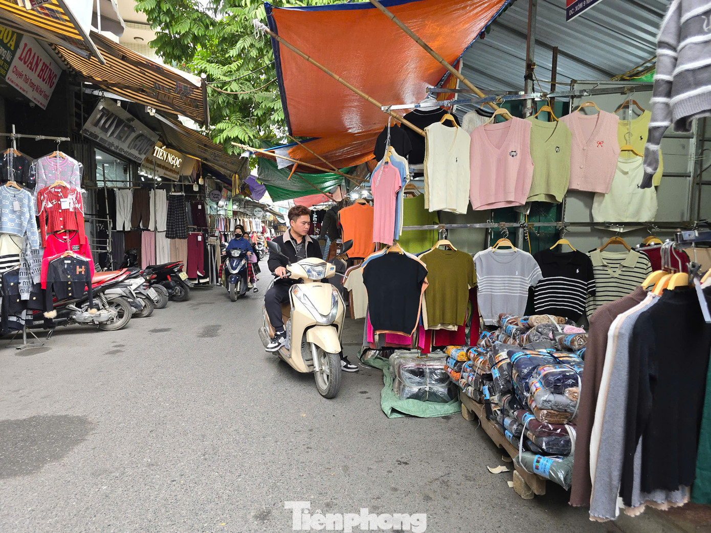 Theo tính toán, nếu vắng khách, ki-ốt mỗi ngày lỗ vài triệu đồng. Vì vậy, nhiều ki-ốt đã phải đóng cửa, sang nhượng hoặc cho thuê lại.