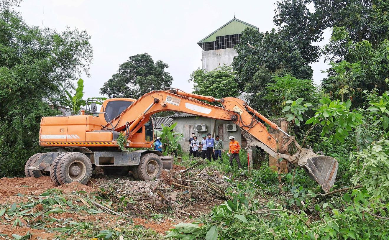 Thành phố Vĩnh Yên tổ chức cưỡng chế giải phóng mặt bằng để thực hiện dự án Đường song song đường sắt Hà Nội - Lào Cai. Ảnh: BVP