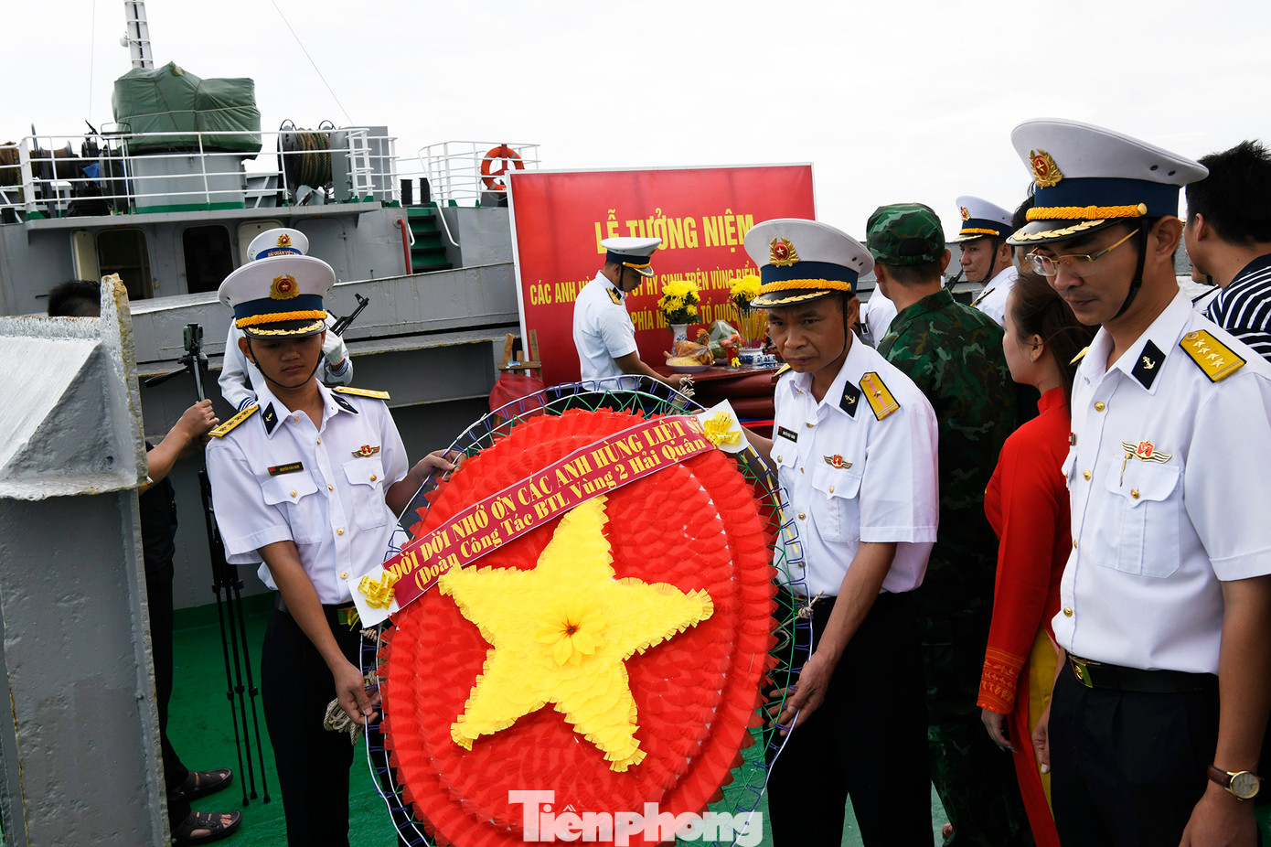 Vòng hoa được thả xuống biển để tưởng nhớ các Anh hùng liệt sĩ đã hy sinh để bảo vệ chủ quyền biển đảo, thềm lục địa thiêng liêng của Tổ quốc.