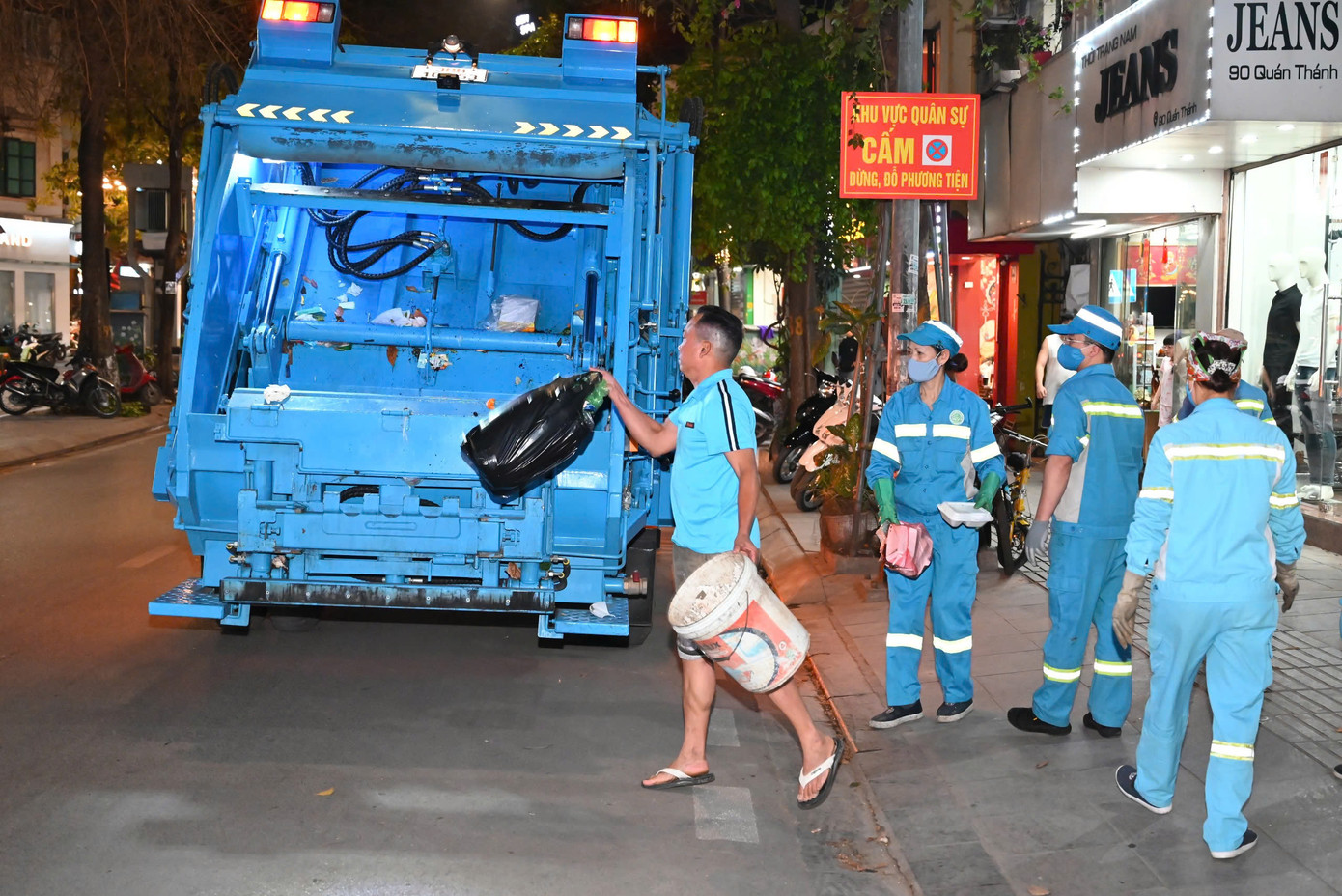 Công tác giám sát xử phạt ở các quận đẩy mạnh, khiến ý thức người dân dần thay đổi