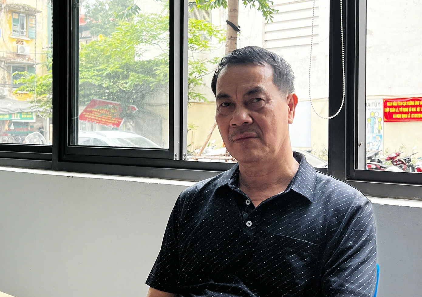 Ông Mai Xuân Cung (tổ trưởng tổ dân phố số 6, phường Phố Huế) cho biết, khu tập thể Nguyễn Công Trứ có 16 đơn nguyên, thời điểm 2002 đã có khảo sát điều tra xã hội học, đến năm 2009 mới triển khai. Thời điểm 2009, ông Cung cũng là tổ trưởng tổ dân phố ở đây, phụ trách vận động người dân di dời để cải tạo chung cư cũ. Ông Mai Xuân Cung (tổ trưởng tổ dân phố số 6, phường Phố Huế) cho biết, khu tập thể Nguyễn Công Trứ có 16 đơn nguyên, thời điểm 2002 đã có khảo sát điều tra xã hội học, đến năm 2009 mới triển khai. Thời điểm 2009, ông Cung cũng là tổ trưởng tổ dân phố ở đây, phụ trách vận động người dân di dời để cải tạo chung cư cũ.