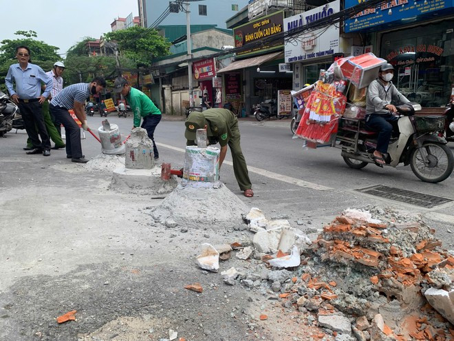 Cơ quan chức năng phá dỡ các trụ bê tông sáng 8/5