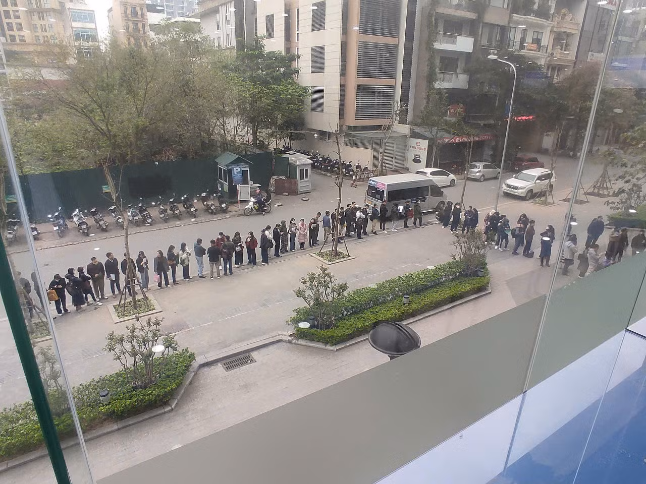 Cảnh xếp hàng dài tại Trung tâm Phục vụ hành chính công Thành phố chi nhánh số 1 những ngày qua