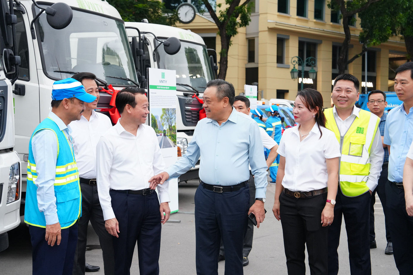 Ông Trần Sỹ Thanh khẳng định: Việc chính thức vận hành các thiết bị hiện đại hôm nay là hành động thiết thực của thành phố để từng bước thực hiện đúng lời hứa với nhân dân, xây dựng thành phố ngày càng sáng - xanh - sạch - đẹp và đáng sống.