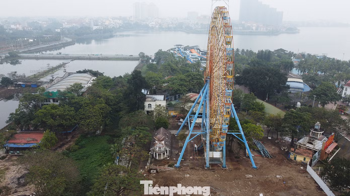 Công viên Mặt trời mới có diện tích khoảng 1,7 ha thuộc quần thể công viên nước Hồ Tây (quận Tây Hồ, Hà Nội). Nơi đây từng là địa điểm vui chơi được các em nhỏ yêu thích vào dịp cuối tuần. Nhưng hiện nay, công viên này đã xuống cấp nghiêm trọng.