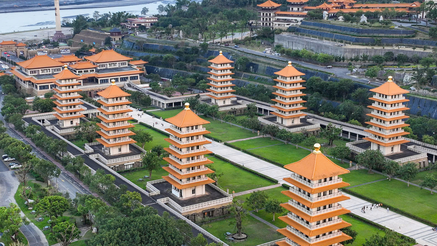 Qua cổng chính, du khách bước vào đại lộ rộng lớn, hai bên là tám ngôi chùa tháp cao 38 m. Tám ngôi chùa này tượng trưng cho "Bát Chánh Đạo" - 8 con đường dẫn đến sự giác ngộ, đồng thời biểu trưng cho sự lan tỏa của Phật giáo từ Ấn Độ sang Trung Quốc và khắp thế giới.