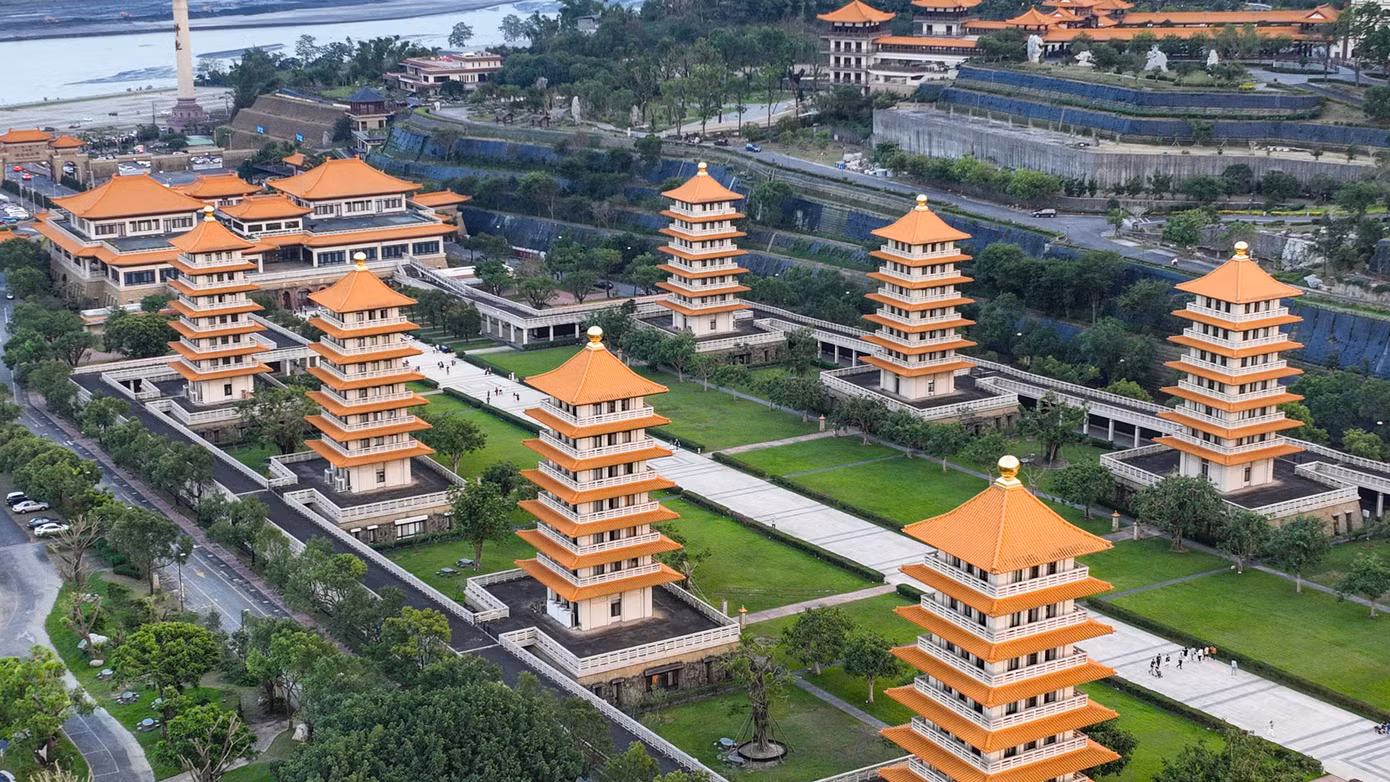 Qua cổng chính, du khách bước vào đại lộ rộng lớn, hai bên là tám ngôi chùa tháp cao 38 m. Tám ngôi chùa này tượng trưng cho "Bát Chánh Đạo" - 8 con đường dẫn đến sự giác ngộ, đồng thời biểu trưng cho sự lan tỏa của Phật giáo từ Ấn Độ sang Trung Quốc và khắp thế giới.