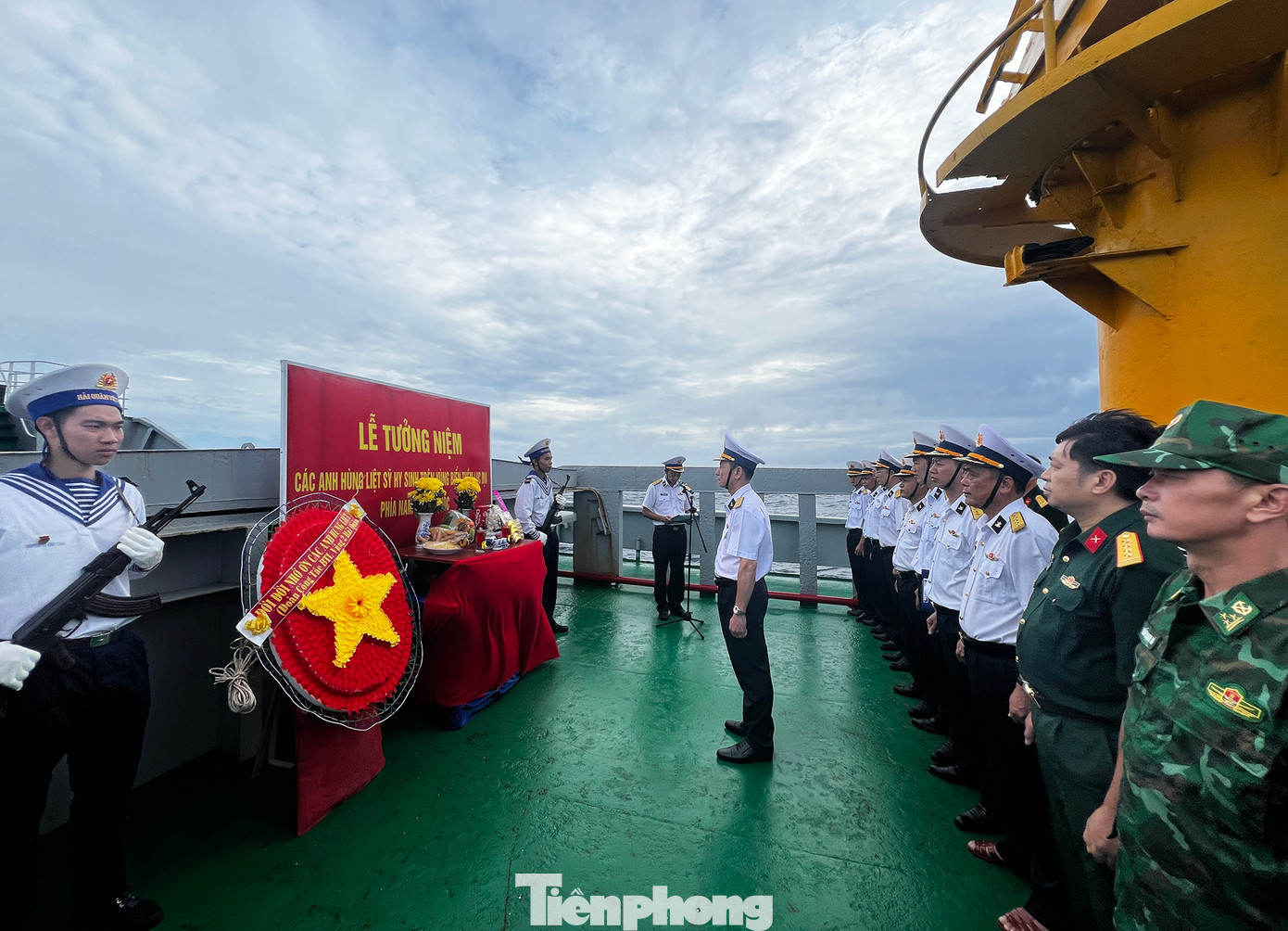 Trên hải trình, đoàn công tác số 1 trên tàu Trường Sa 02 đã dừng lại tại vùng biển bãi ngầm Phúc Nguyên để tưởng niệm các liệt sĩ nhà giàn DK1 đã hy sinh trong khi làm nhiệm vụ khẳng định và bảo vệ chủ quyền biển đảo thiêng liêng của Tổ quốc tại vùng biển thuộc thềm lục địa phía Nam.