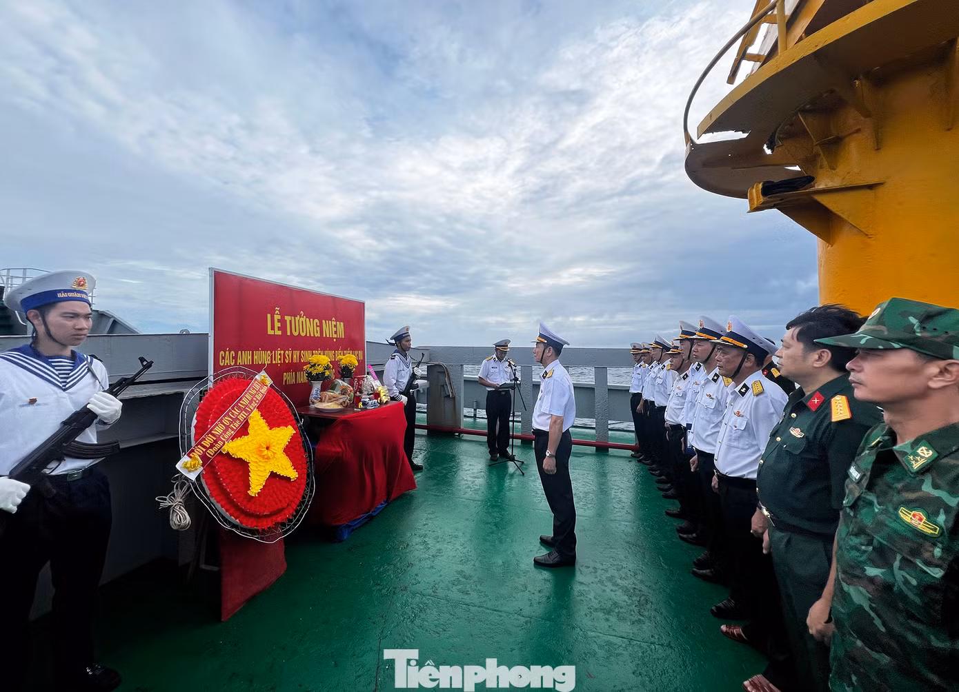 Trên hải trình, đoàn công tác số 1 trên tàu Trường Sa 02 đã dừng lại tại vùng biển bãi ngầm Phúc Nguyên để tưởng niệm các liệt sĩ nhà giàn DK1 đã hy sinh trong khi làm nhiệm vụ khẳng định và bảo vệ chủ quyền biển đảo thiêng liêng của Tổ quốc tại vùng biển thuộc thềm lục địa phía Nam.