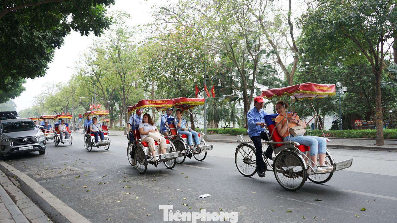 Để thực hiện dự án, loạt trụ sở cơ quan nhà nước tại khu vực đất "kim cương" đối diện hồ sẽ phải di dời. Trong đó có Tập đoàn Điện lực Việt Nam, Tổng Công ty Điện lực miền Bắc, Tổng Công ty Truyền tải điện quốc gia, Tổng Công ty Điện lực Hà Nội. Để thực hiện dự án, loạt trụ sở cơ quan nhà nước tại khu vực đất "kim cương" đối diện hồ sẽ phải di dời. Trong đó có Tập đoàn Điện lực Việt Nam, Tổng Công ty Điện lực miền Bắc, Tổng Công ty Truyền tải điện quốc gia, Tổng Công ty Điện lực Hà Nội.