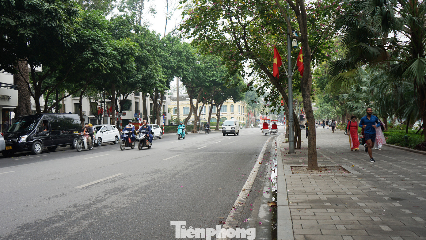 Hồ Hoàn Kiếm là hồ nước ngọt tự nhiên nằm ở trung tâm Hà Nội với diện tích khoảng 12ha, chu vi 1,7km. Hồ Hoàn Kiếm là hồ nước ngọt tự nhiên nằm ở trung tâm Hà Nội với diện tích khoảng 12ha, chu vi 1,7km.