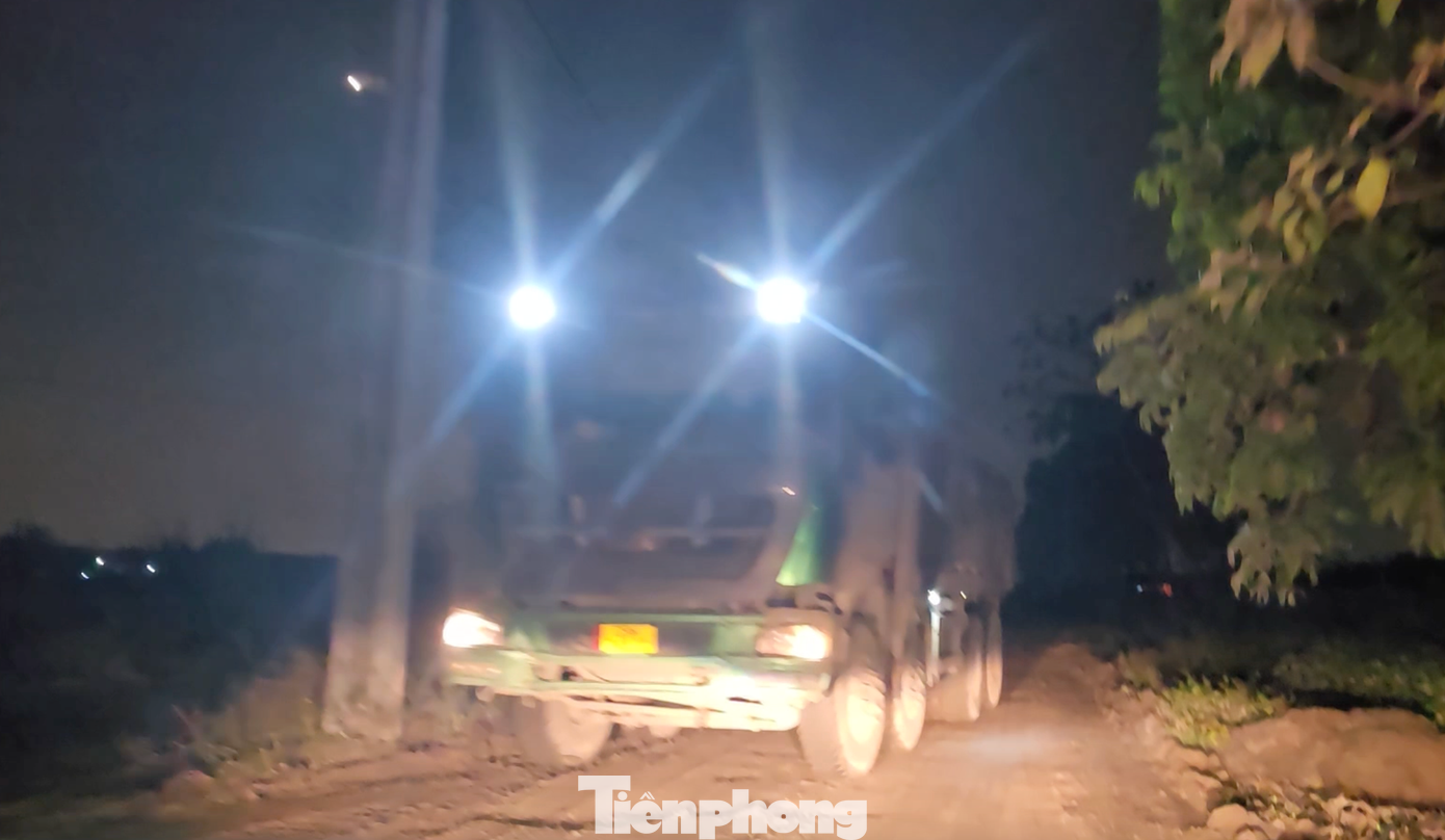 Xe tải cỡ lớn ngược xuôi bốc cát trong đêm 23/2. Xe tải cỡ lớn ngược xuôi bốc cát trong đêm 23/2.