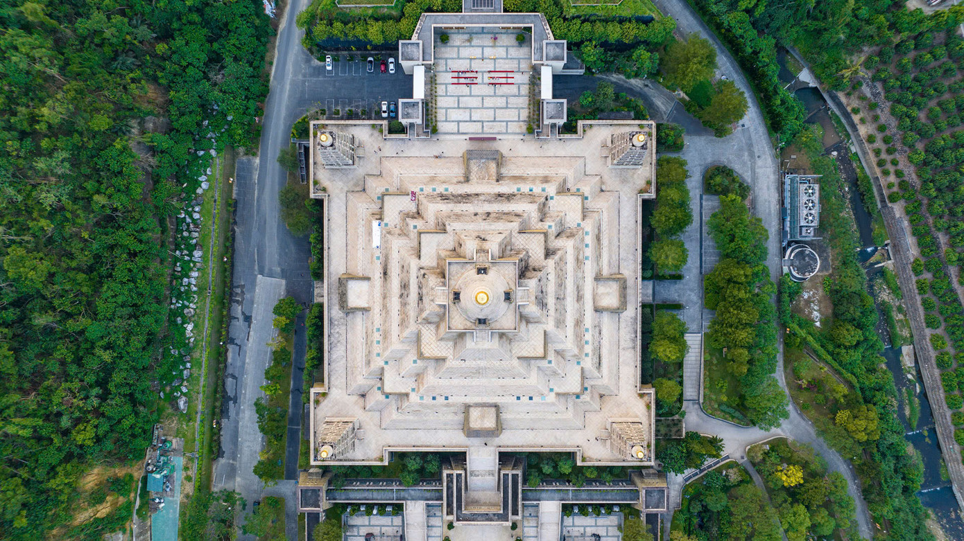 Bên trong các chùa tháp, du khách khám phá các phòng trưng bày, thư viện hoặc tham gia các khóa học Phật pháp.